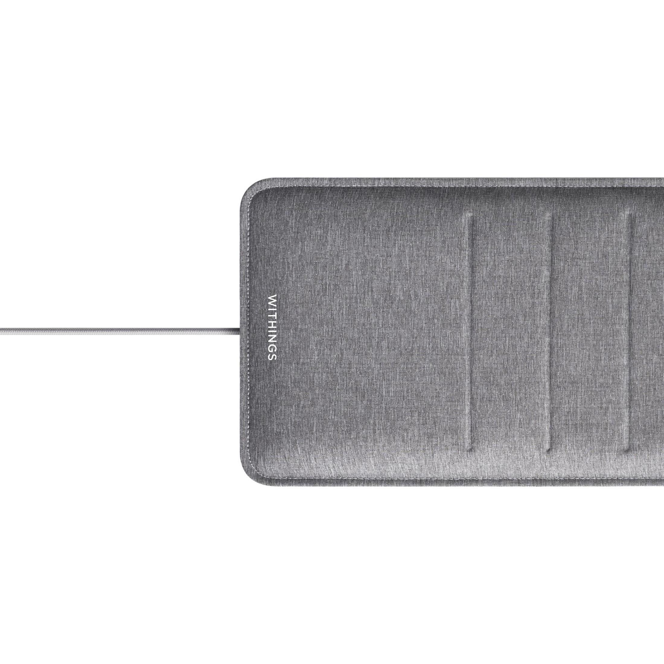 Un cuscinetto in tessuto grigio con la scritta "WITHINGS" e un cavo bianco su sfondo bianco.