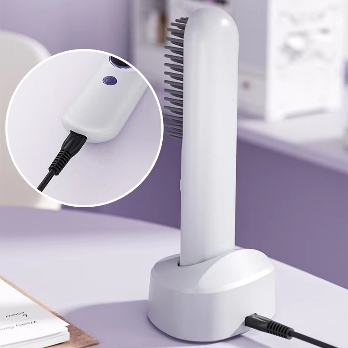 Cepillo de peinado blanco con base de carga y cable de alimentación.