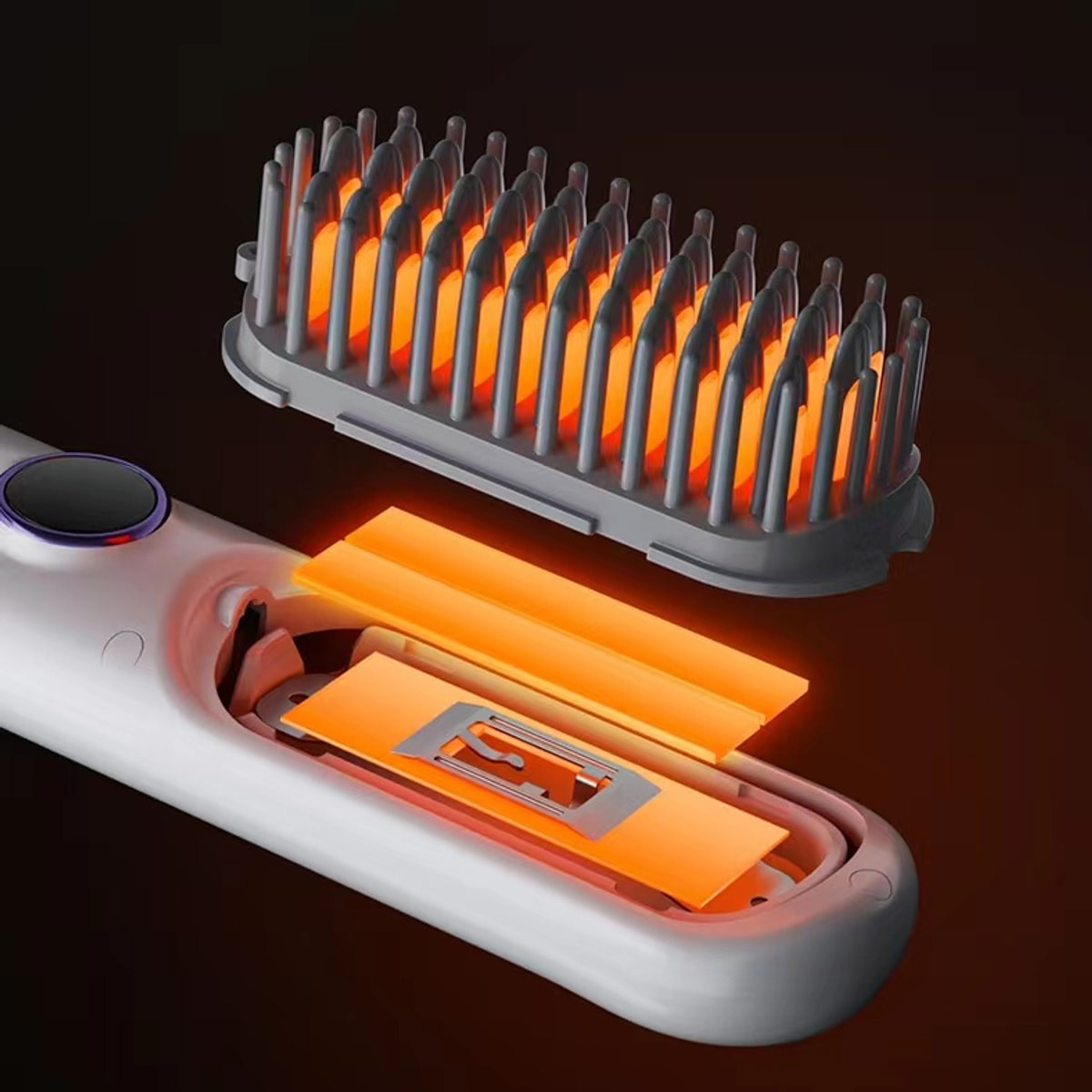 Plancha de pelo desmontada. Parte con forma de peine con elementos calefactores sobre placas naranjas.