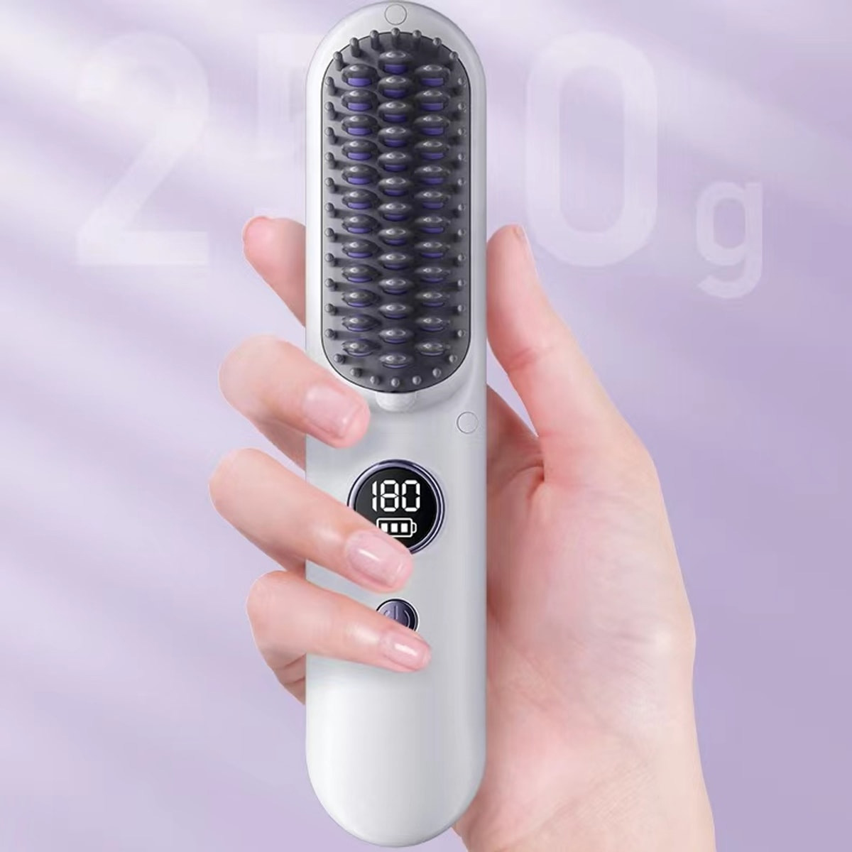 Un cepillo alisador de cabello blanco con una pantalla digital que muestra 180. Sostenido por una mano.