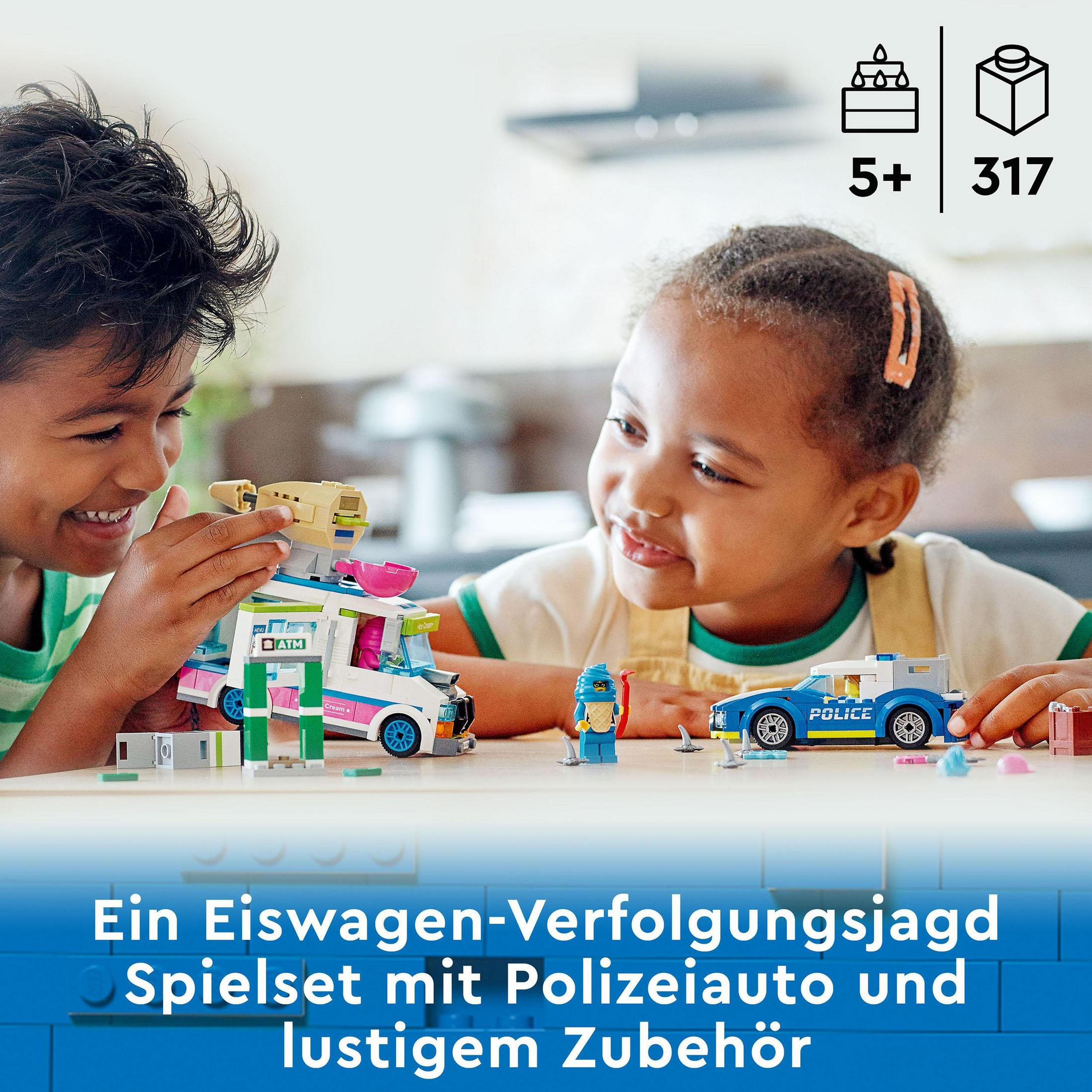 Zwei Kinder spielen mit LEGO, ein Polizeiauto und ein Eiswagen sind sichtbar.