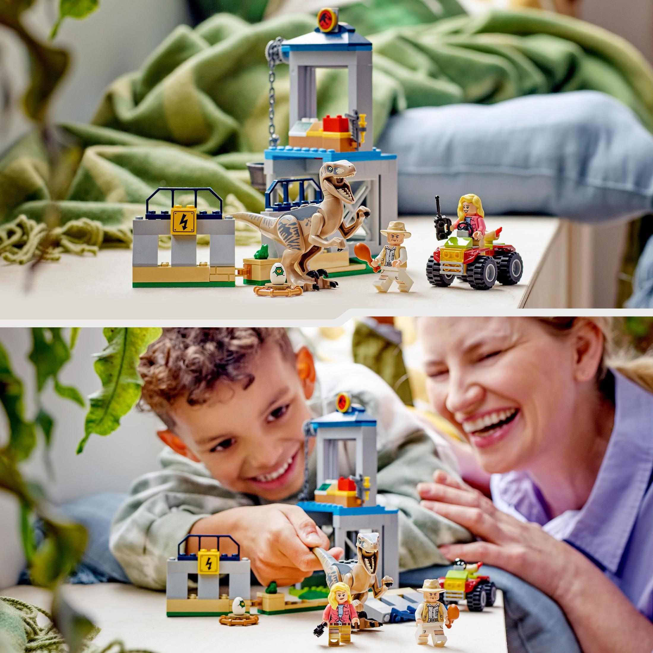 Zwei Bilder eines LEGO-Sets mit Dinosaurier und Figuren, die damit spielen.