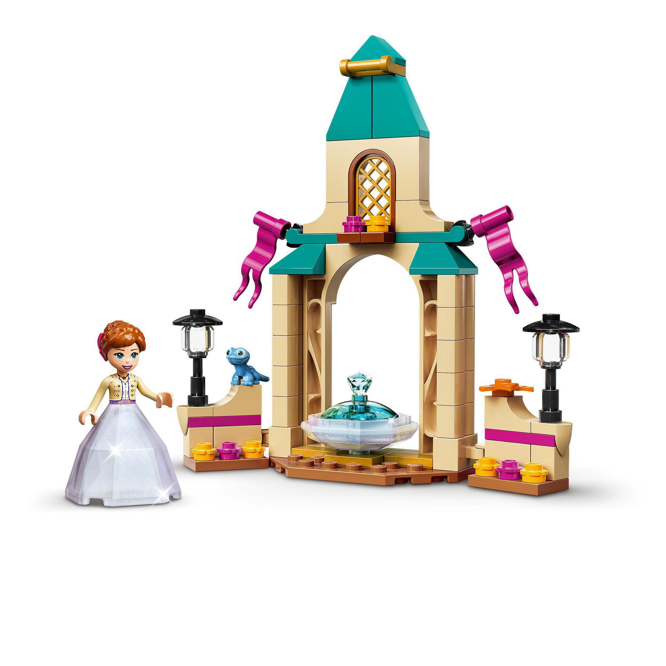 Set Lego con personaggio di Anna, edificio con arco, fontana e due lanterne. Sfondo bianco.