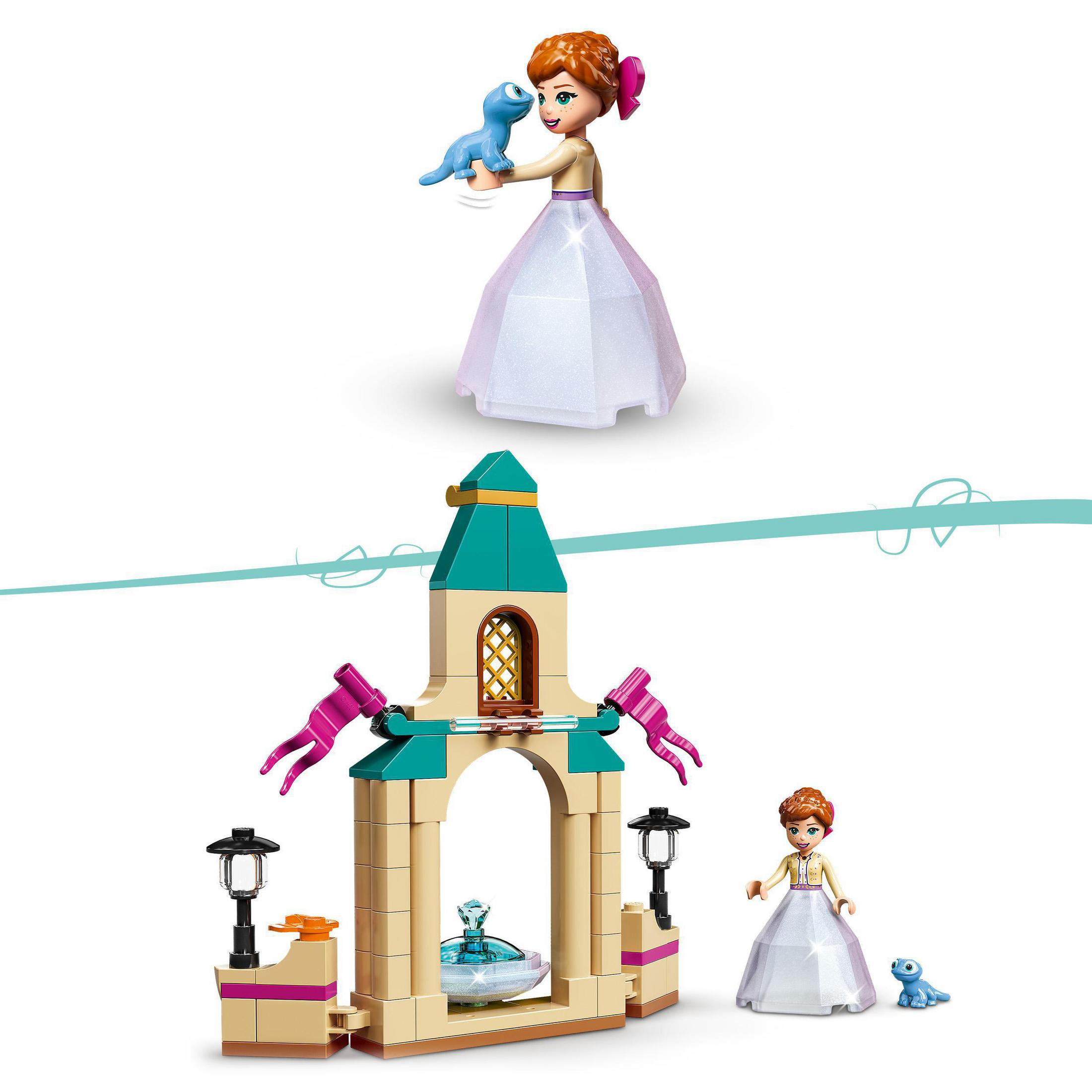 Set Lego. Ragazza che tiene in mano un giocattolo. Castello Lego con personaggi, fontana. Sfondo bianco. Dettagli colorati.