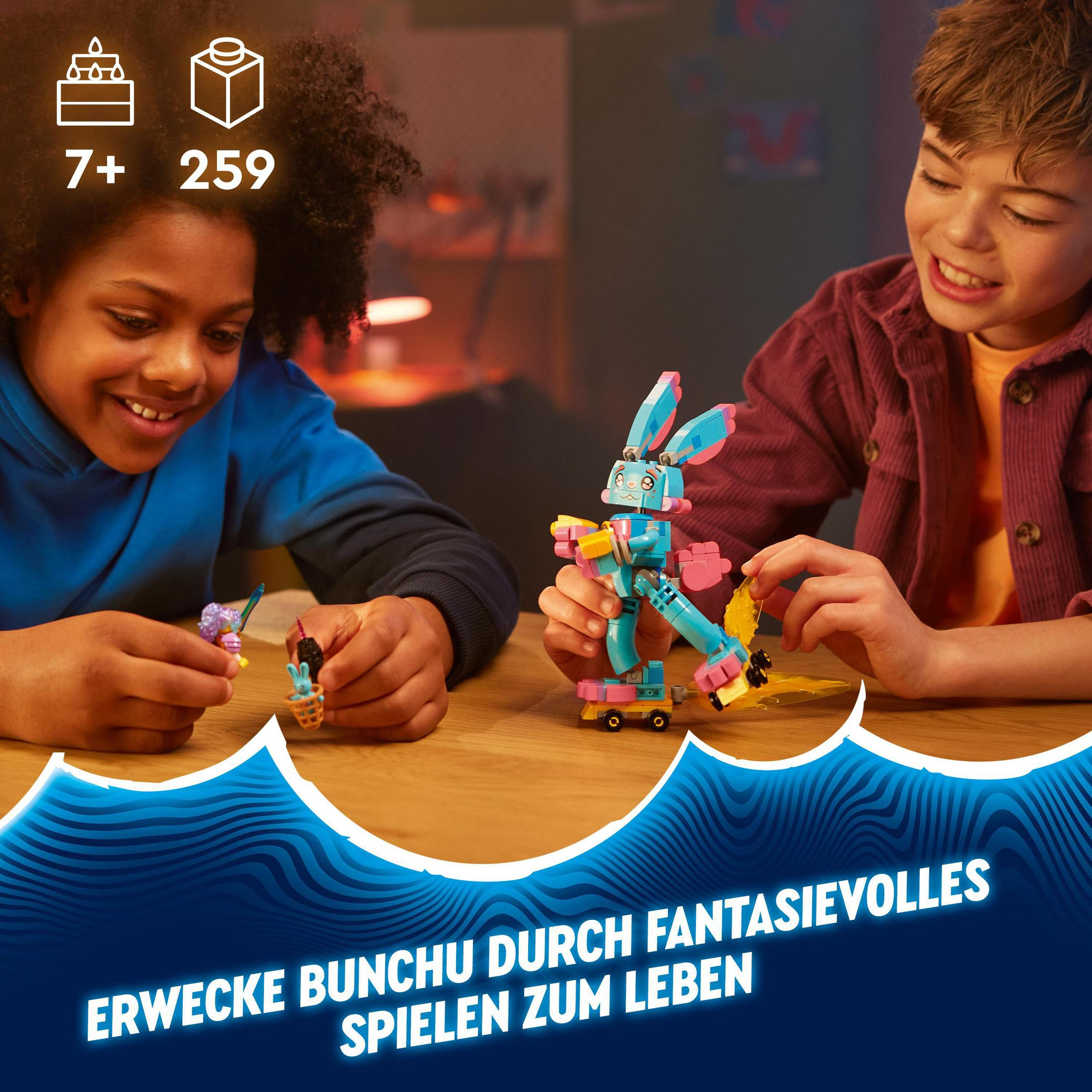 İki çocuk Lego oyuncaklarıyla oynuyor. Biri mavi bir tavşan tutuyor, diğeri küçük bir figür.
