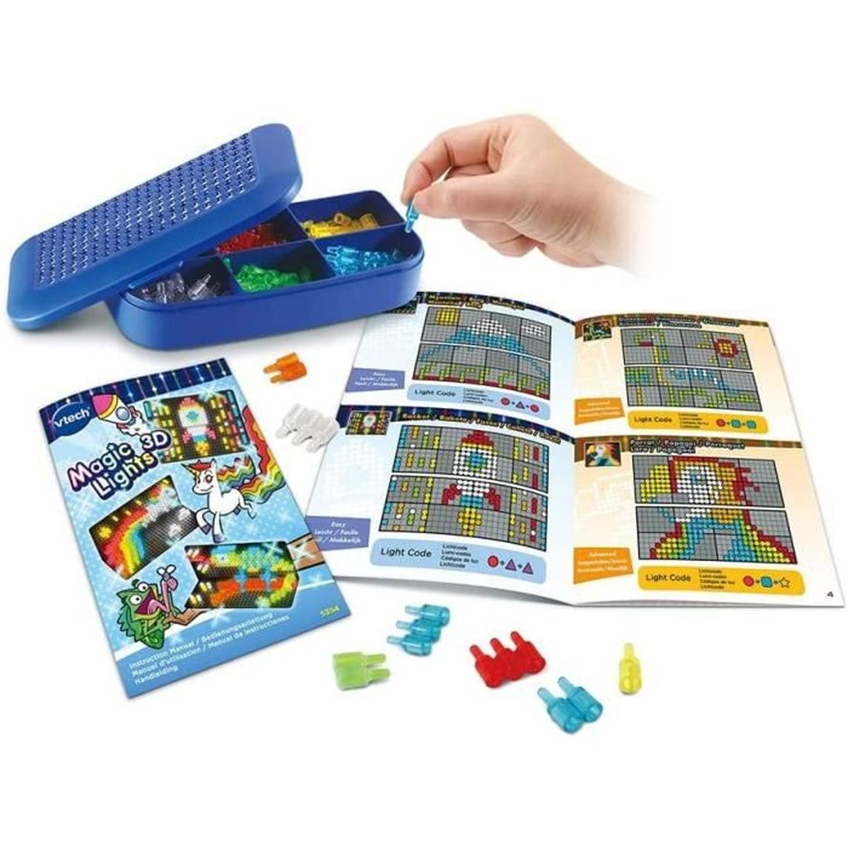 Spielzeugset mit blauem Behälter, Anleitungen und bunten Plastikteilen. Eine Hand legt ein Teil ein.