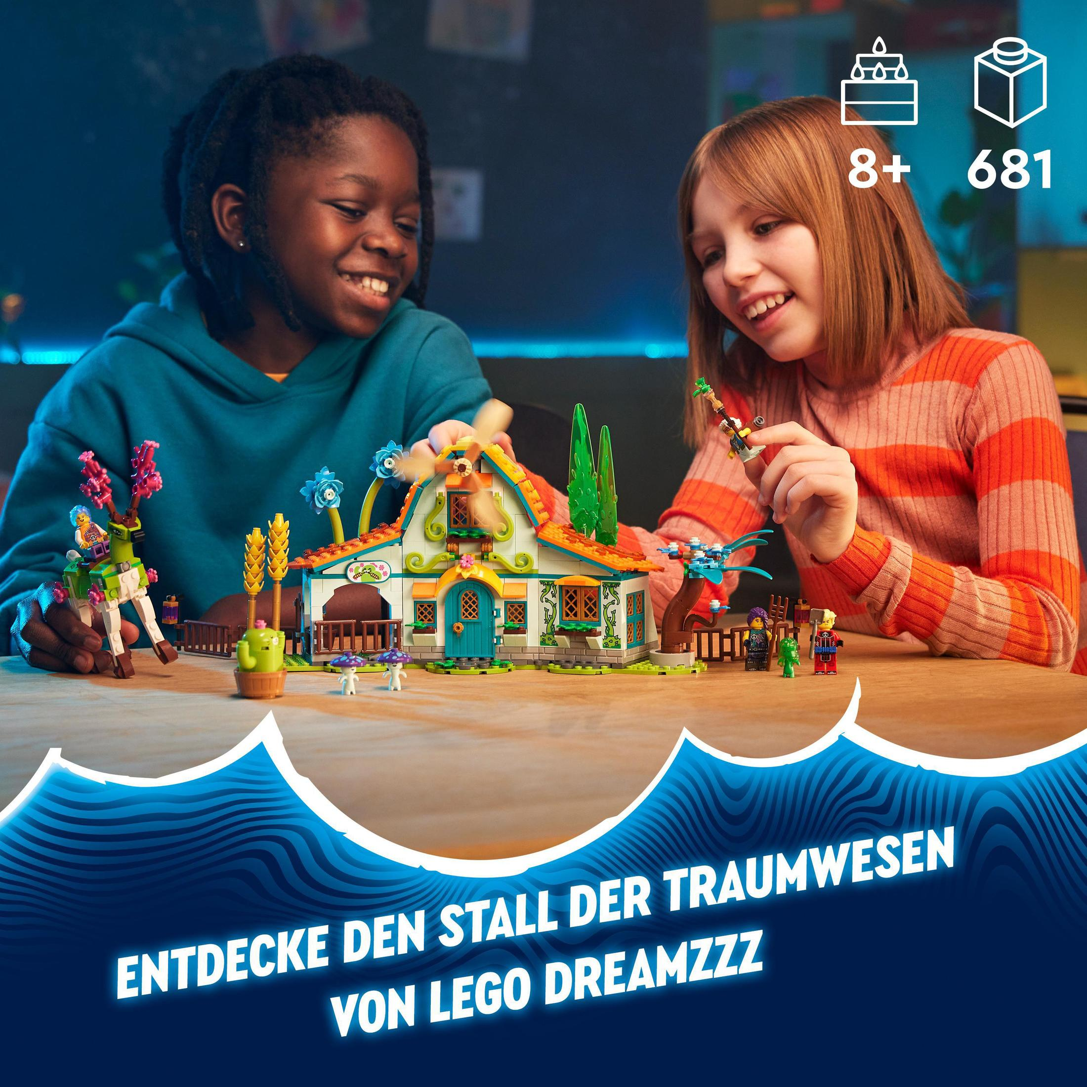 Zwei Kinder bauen ein Lego-Set mit einem bunten Haus.