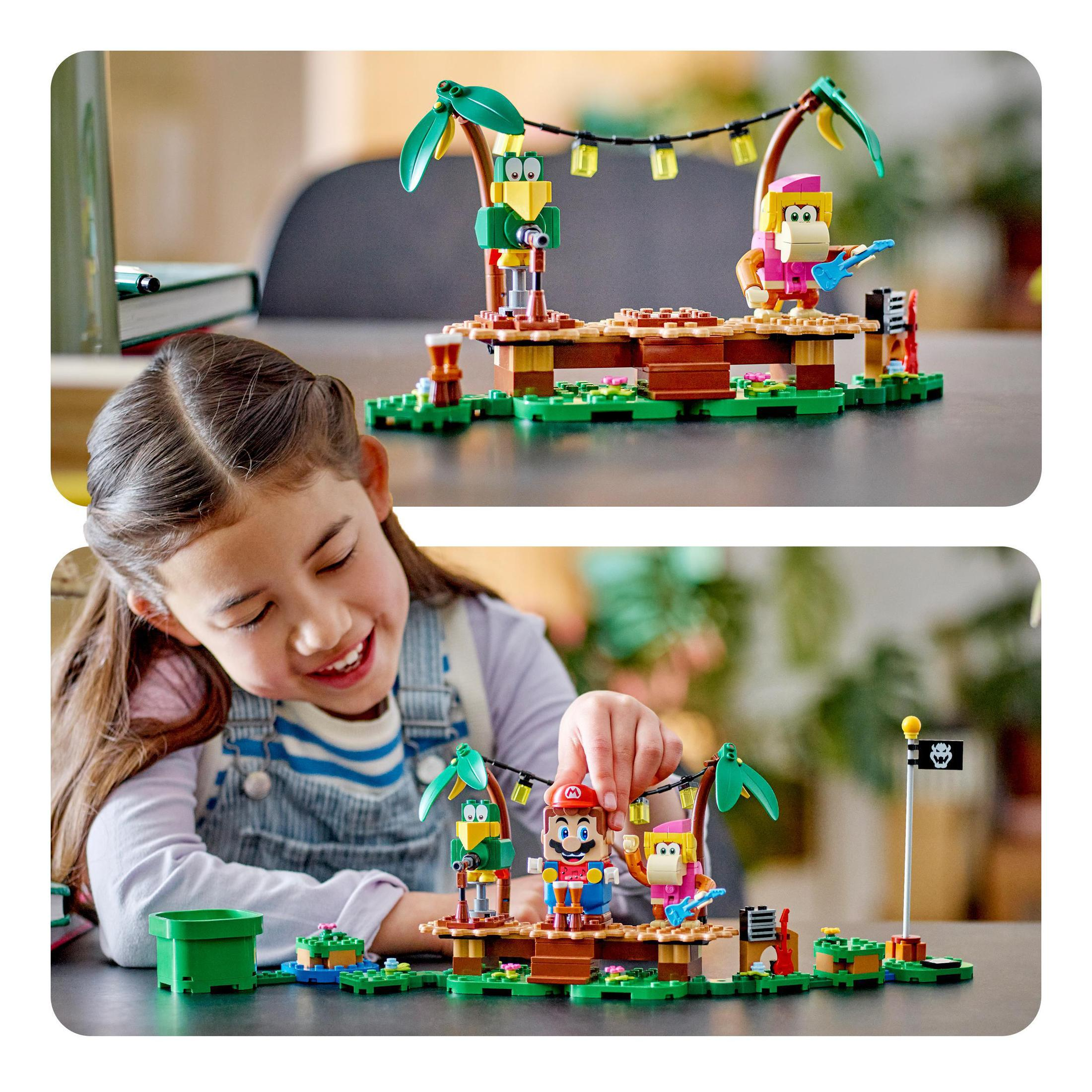 Twee foto's. Lego set van een scène met karakters en structuren, met een meisje dat ermee speelt.