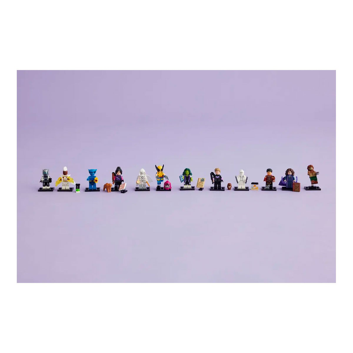 Una fila di minifigure Lego. Sono vari personaggi in diversi abiti.