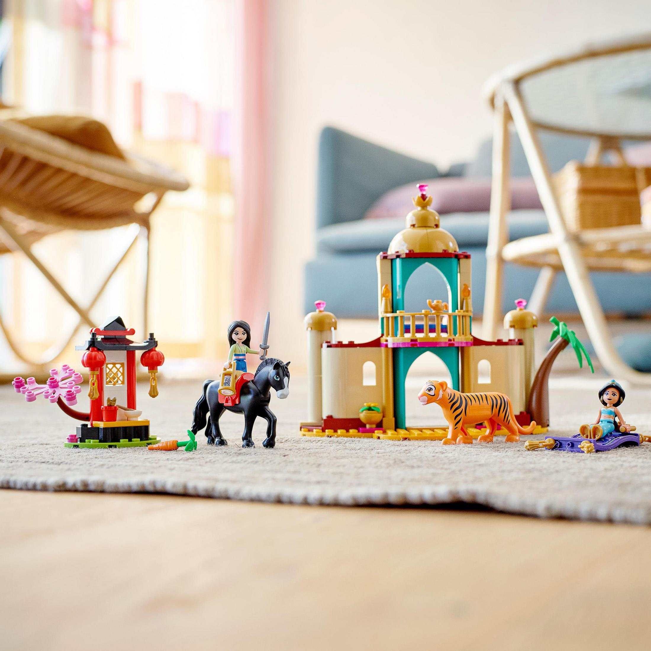 Set Lego con personaggi di Aladdin. Include un castello, personaggi e altri accessori.