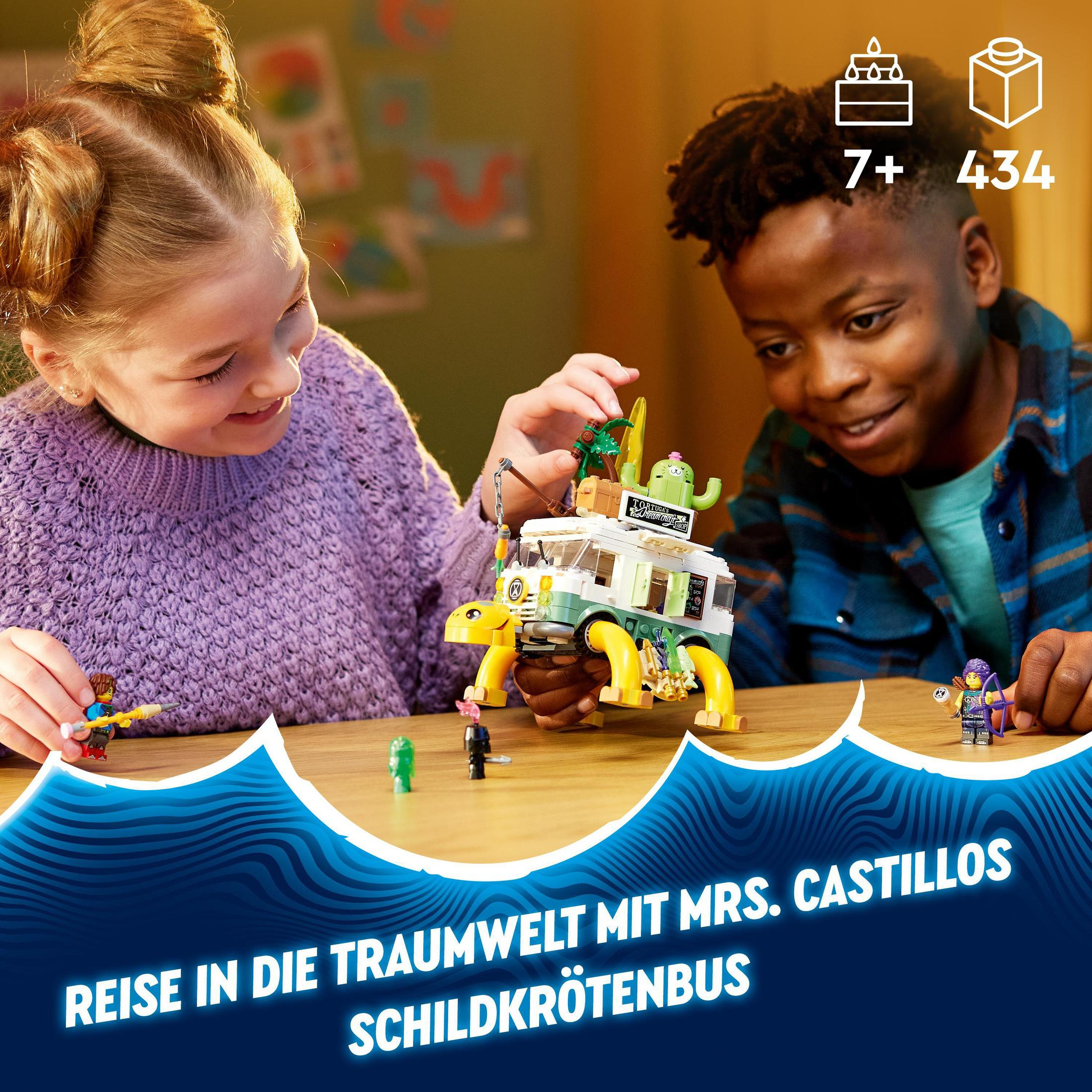 Zwei Kinder spielen mit einem Lego-Set in Form eines Schildkrötenbusses.