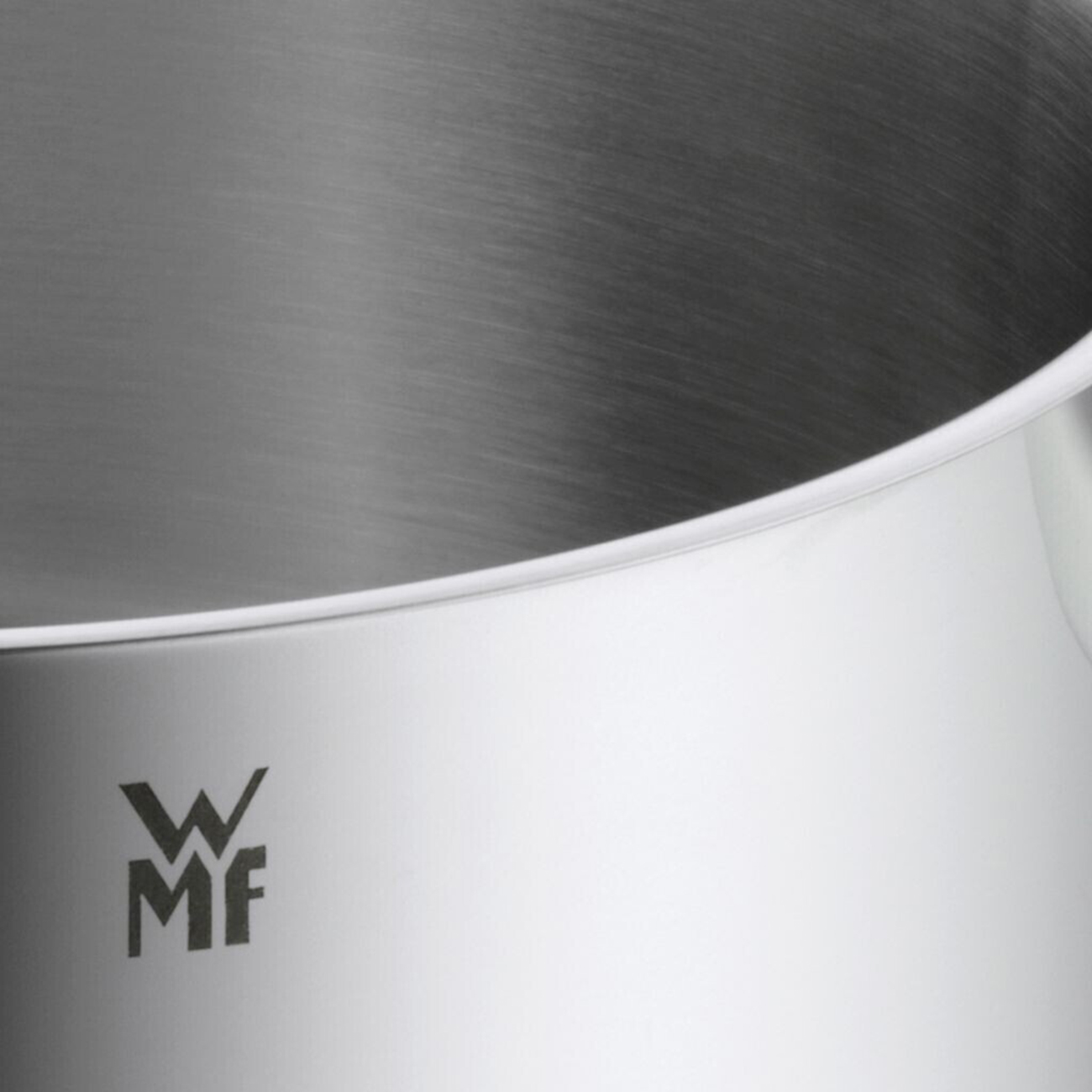 Nahaufnahme eines Edelstahltopfs. Das WMF-Logo ist an der Seite sichtbar.