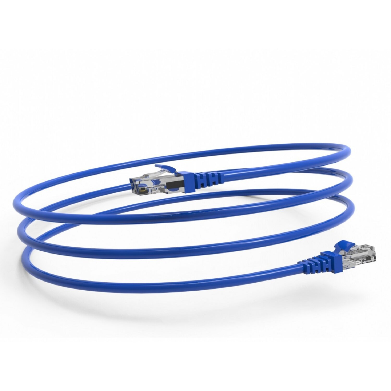 Blaues Ethernet-Kabel auf weißem Hintergrund. Anschlüsse an beiden Enden sichtbar.