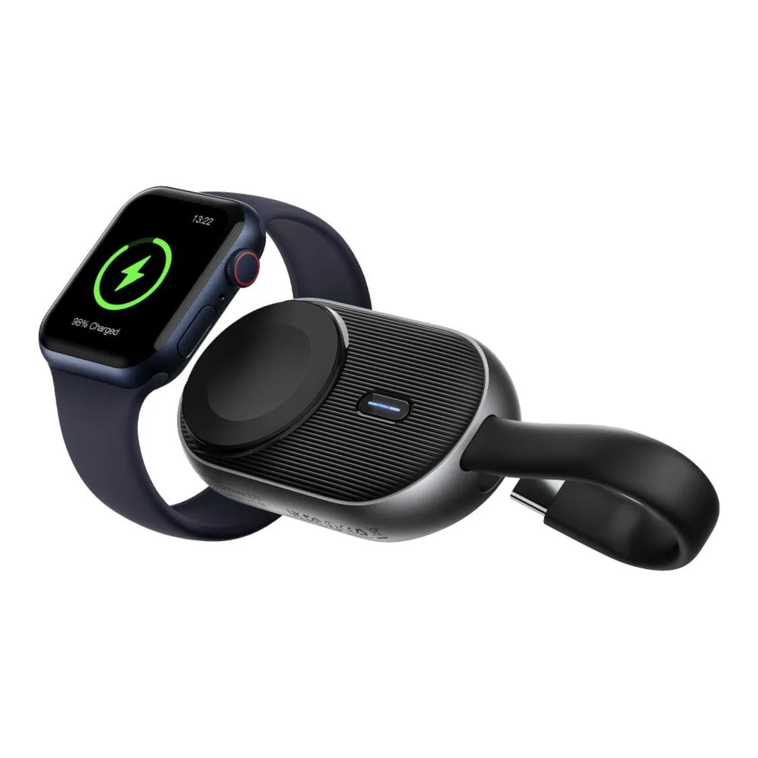 Eine Apple Watch, die auf einem schwarzen und silbernen kabellosen Ladegerät geladen wird. Die Uhr zeigt 98% Ladung an.
