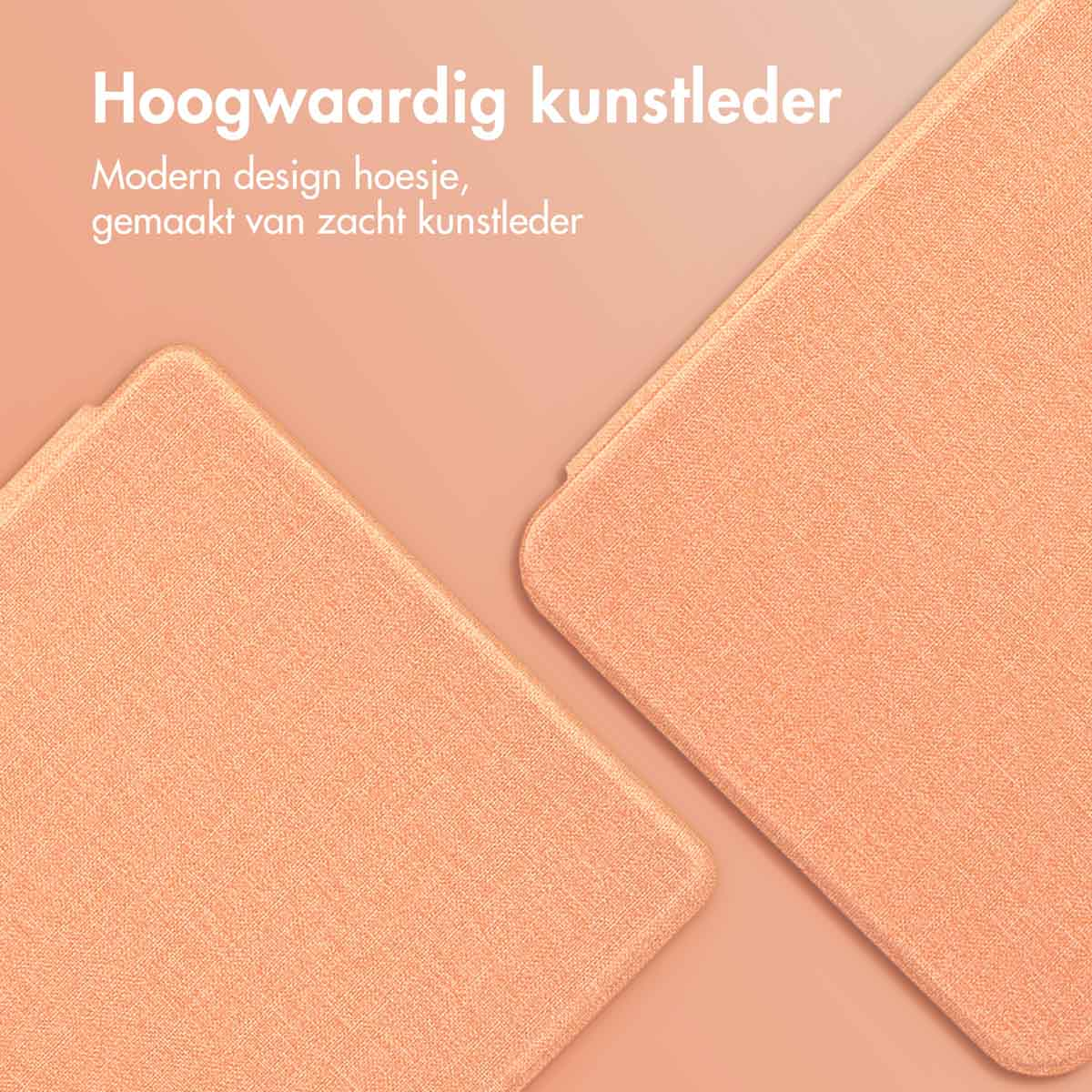 Close-up van twee perzik kleurige tablethoezen met een gestructureerd oppervlak. De achtergrond is perzikkleurig.