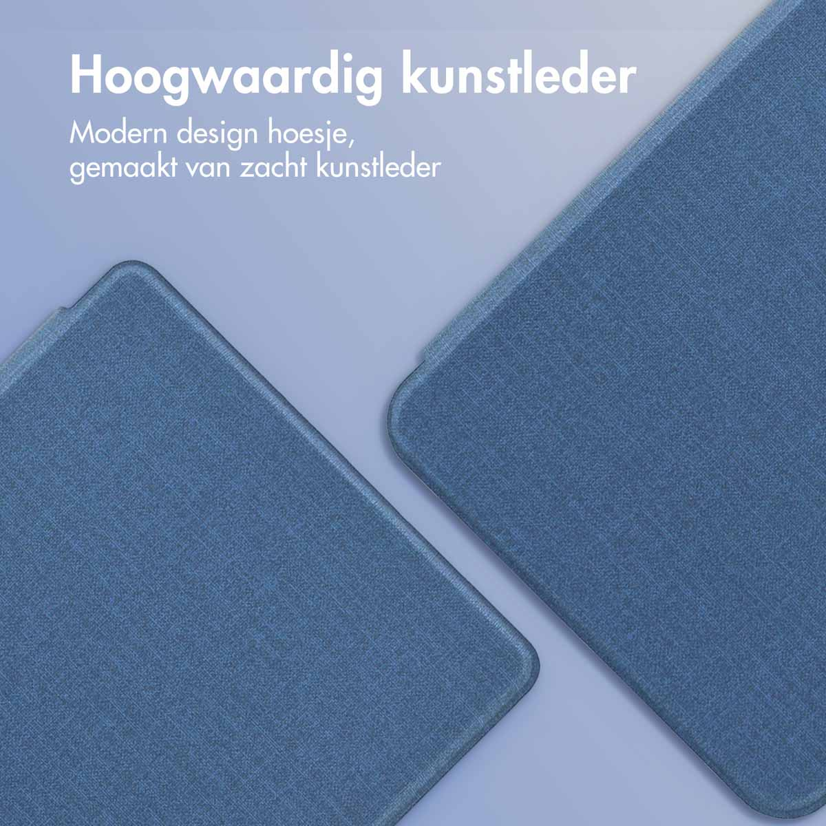 Blauwe stoffen hoes. Twee stukken blauwe stof. Witte achtergrond.