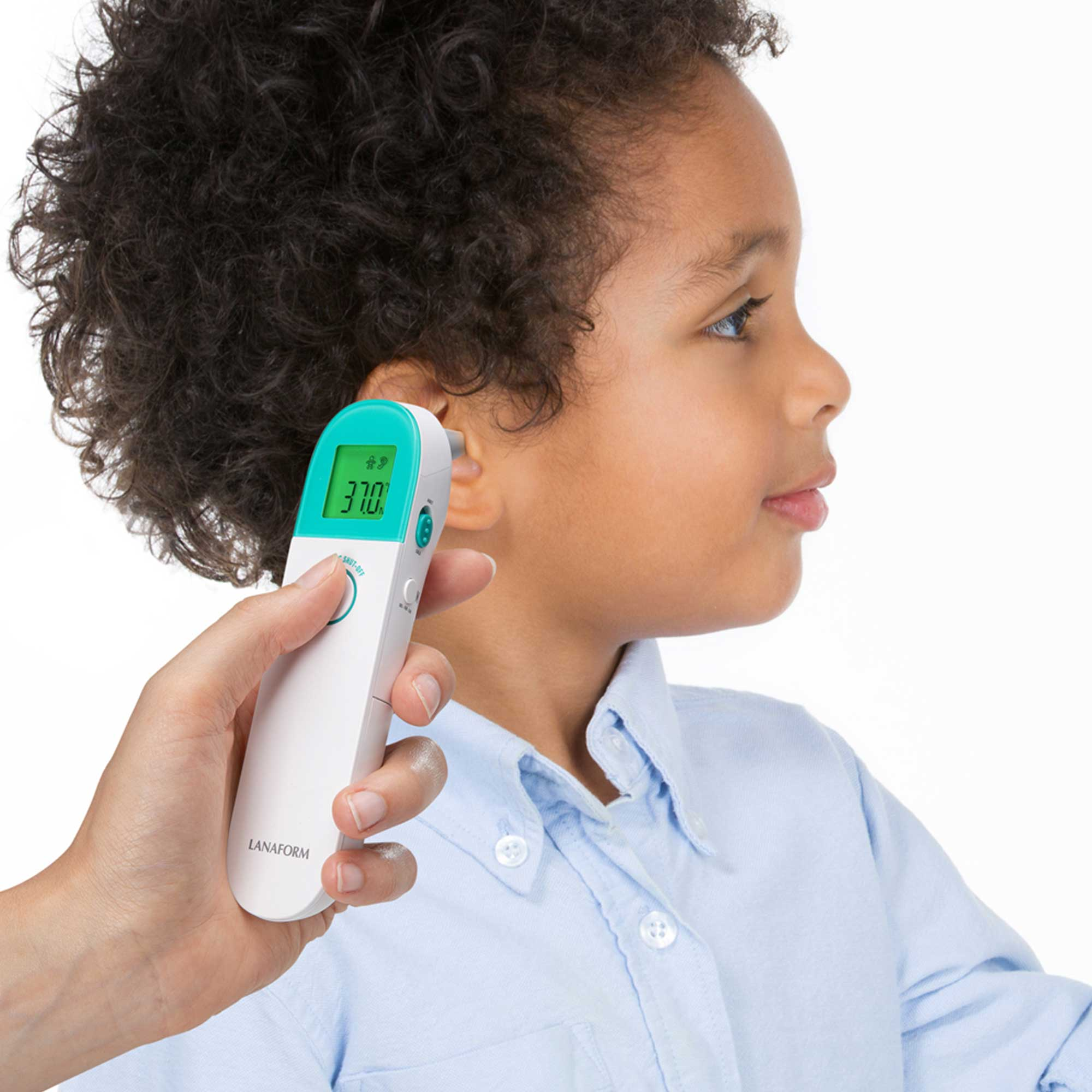 Ein Ohr eines Kindes wird mit einem Thermometer gemessen. Das Thermometer zeigt 37,0 an. Weißes Gerät.
