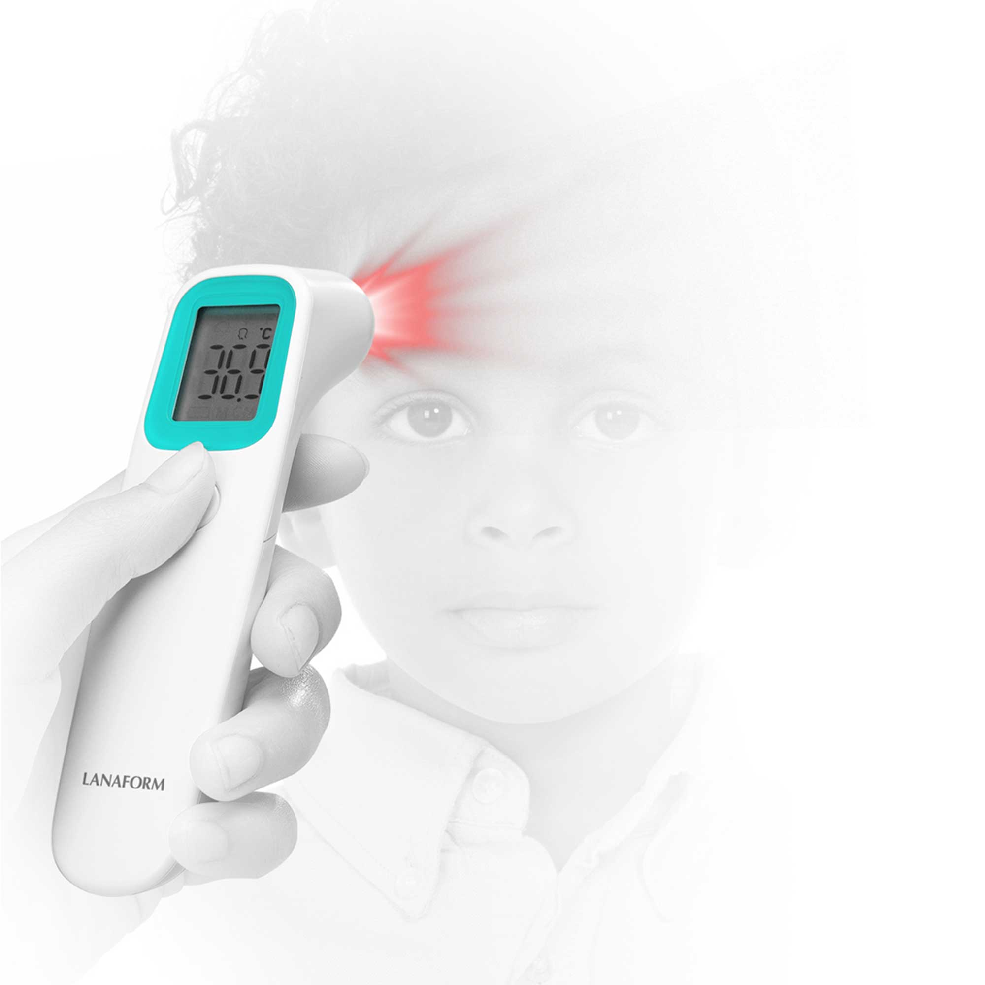 Hand hält kontaktloses Thermometer, misst Stirn eines Kindes, zeigt 36,9°C an.