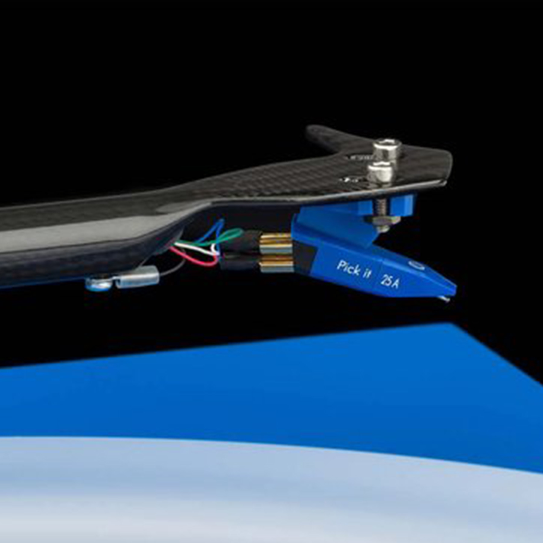 Niebieski rysik z etykietą 'Pick it 25A' na czarnym tle.