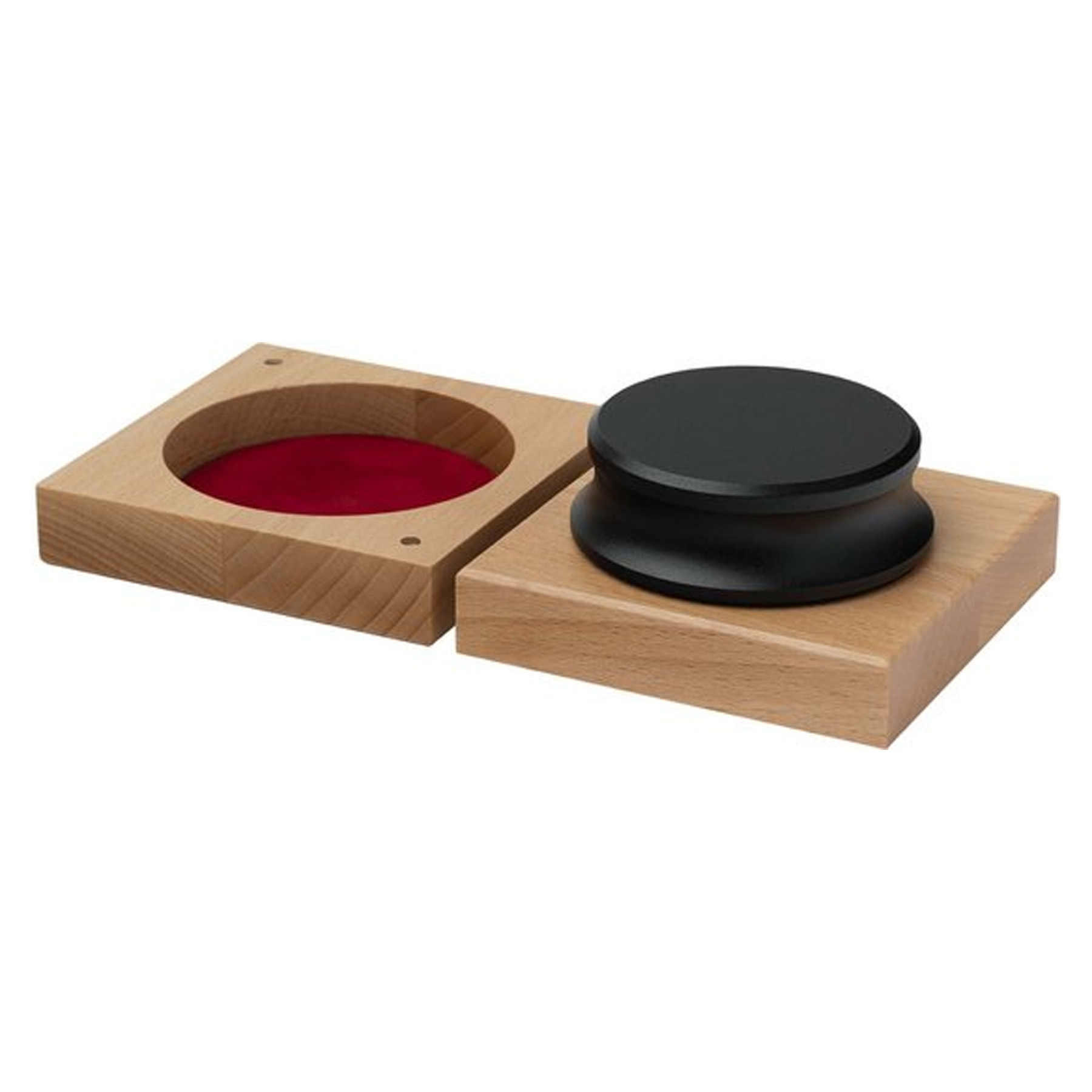 Een houten standaard met een zwart cilindrisch object en een uitsparing met rode voering.