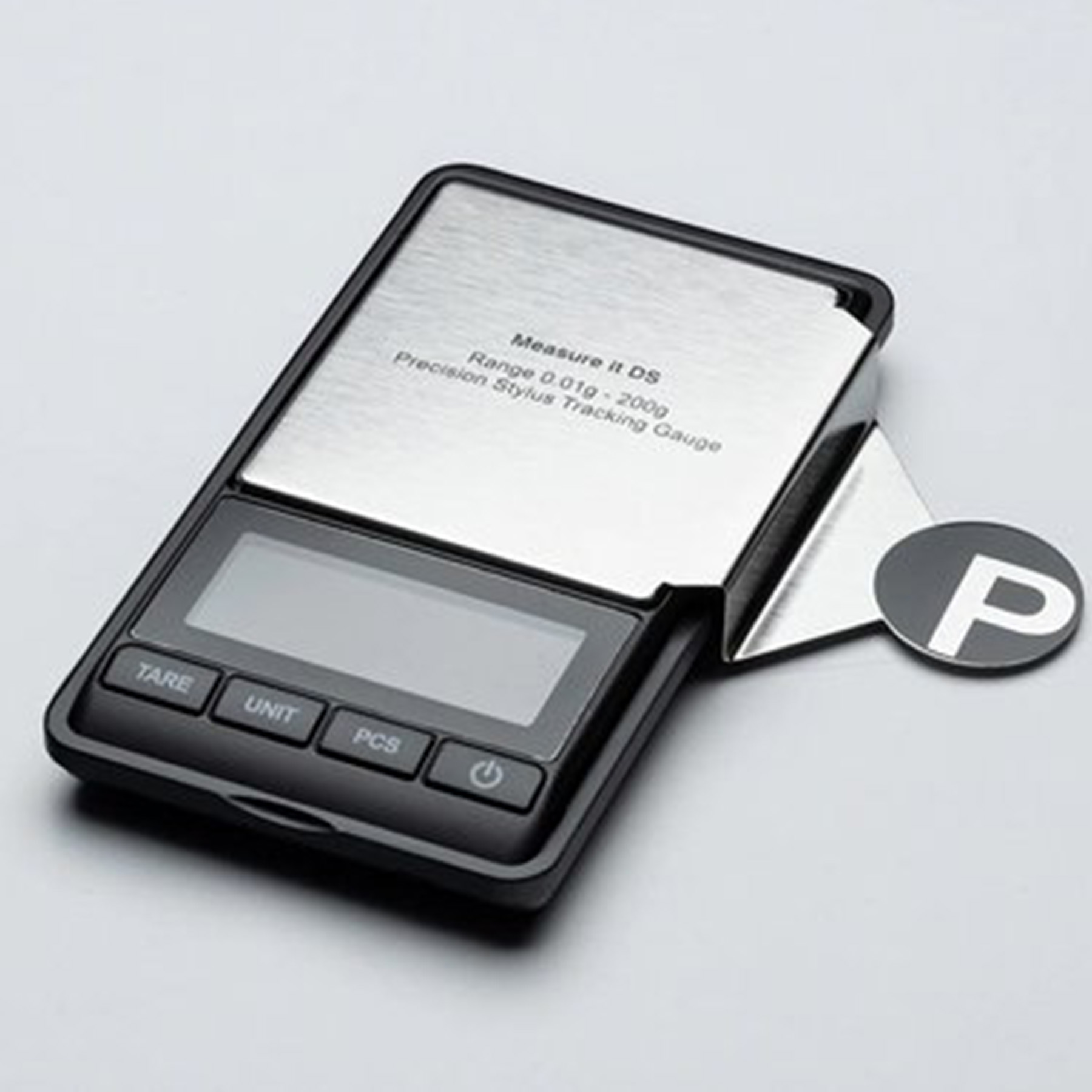 Czarna waga cyfrowa z otwartym srebrnym blatem. Waga wyświetla tekst i przyciski.