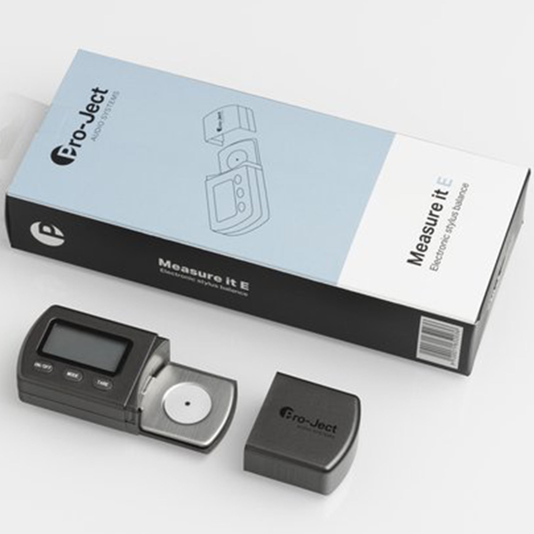 Zestaw wagi Pro-ject z wagą, etui i pudełkiem. Białe tło.