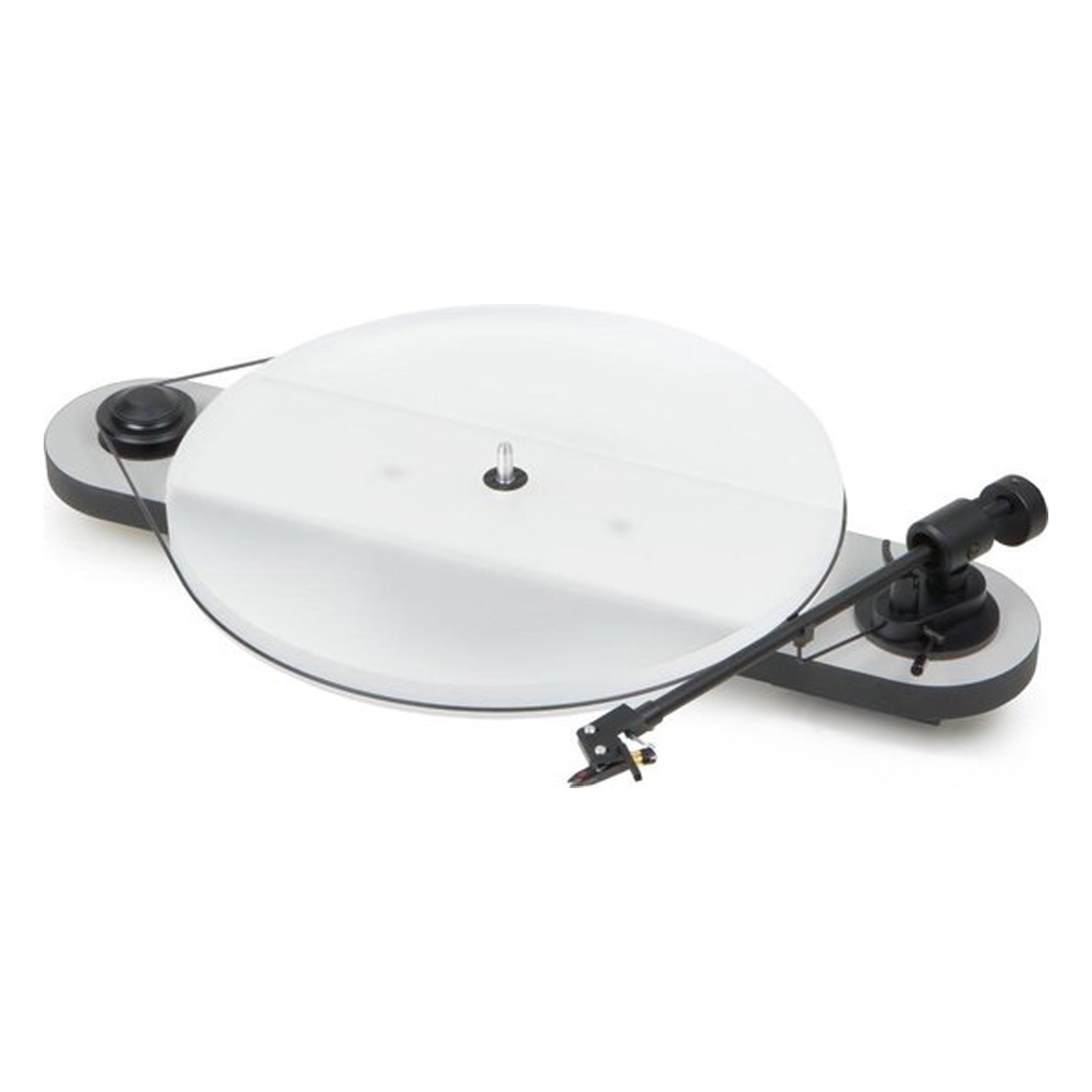 Gramofon z przezroczystym talerzem i czarnym ramieniem.