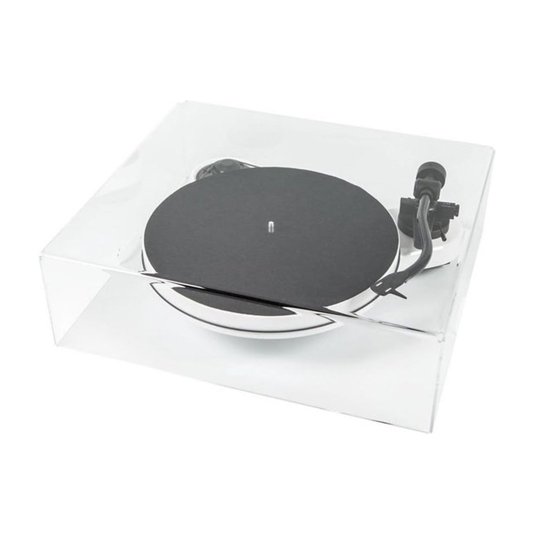 Gramofon z osłoną przeciwpyłową. Czarna płyta na białej podstawie.