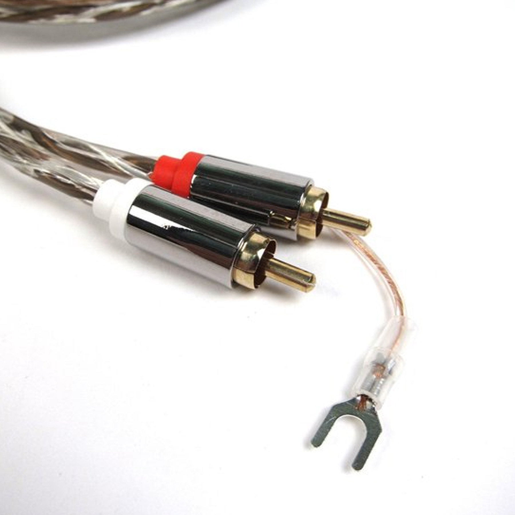 Twee audiokabels met rode en witte connectoren. Ze hebben een aardingsdraad en een metalen stekker.