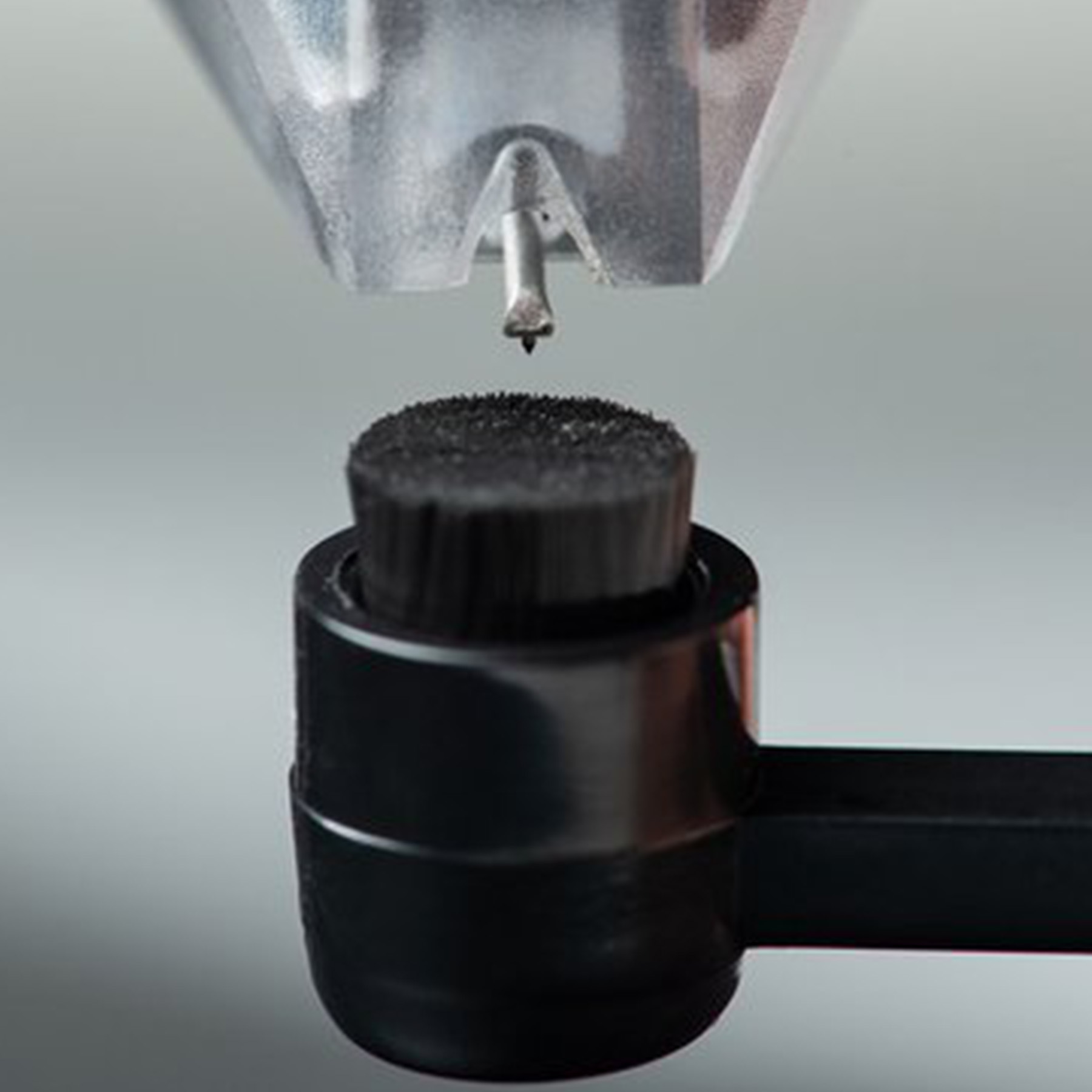 Zbliżenie szczotki do czyszczenia igły i igły gramofonowej.