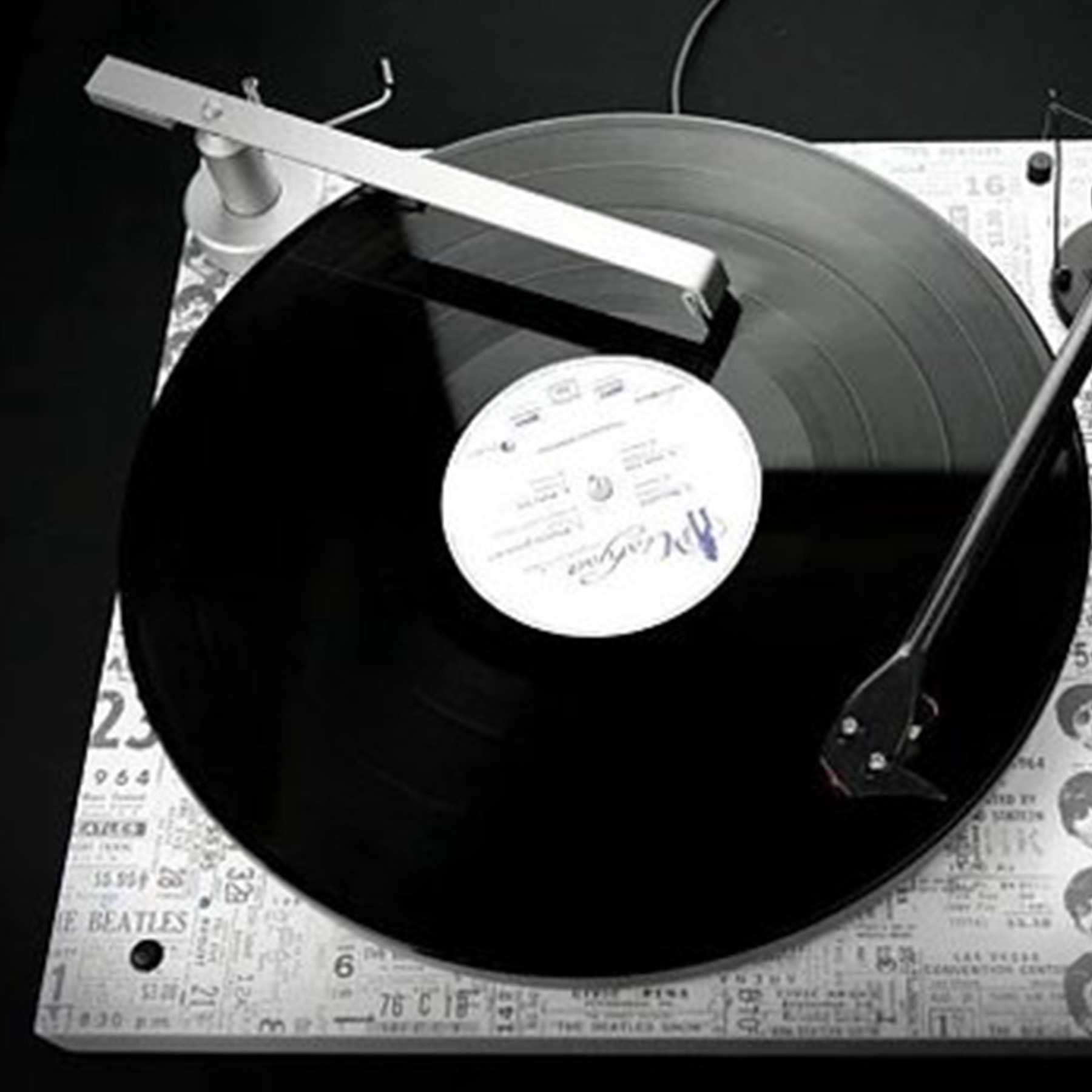 Gramofon z czarną płytą winylową. Tło w stylu vintage.