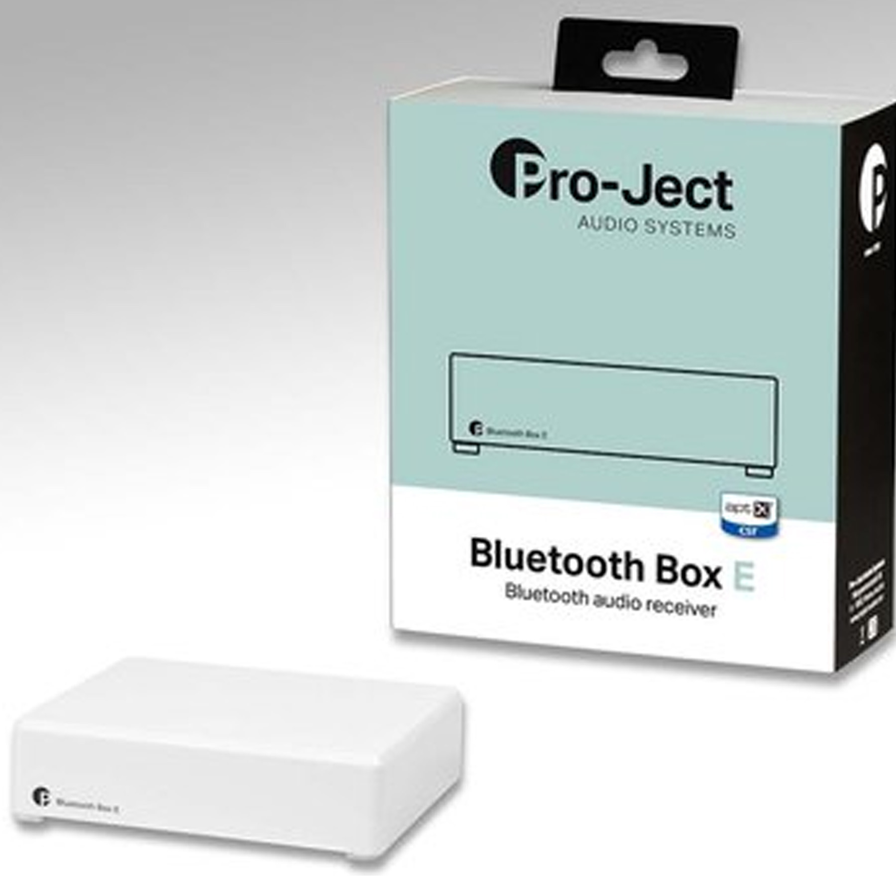 Ein weißer Bluetooth-Audioempfänger mit einer Box mit der Aufschrift "Pro-Ject Bluetooth Box E" mit weißem Hintergrund.