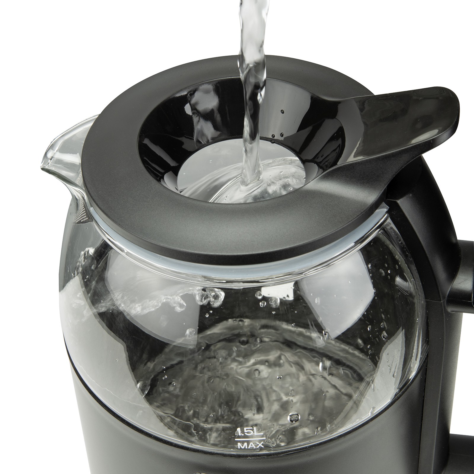 Czarny czajnik elektryczny z wlewaną wodą. Przezroczyste szkło, czarna pokrywa i uchwyt.