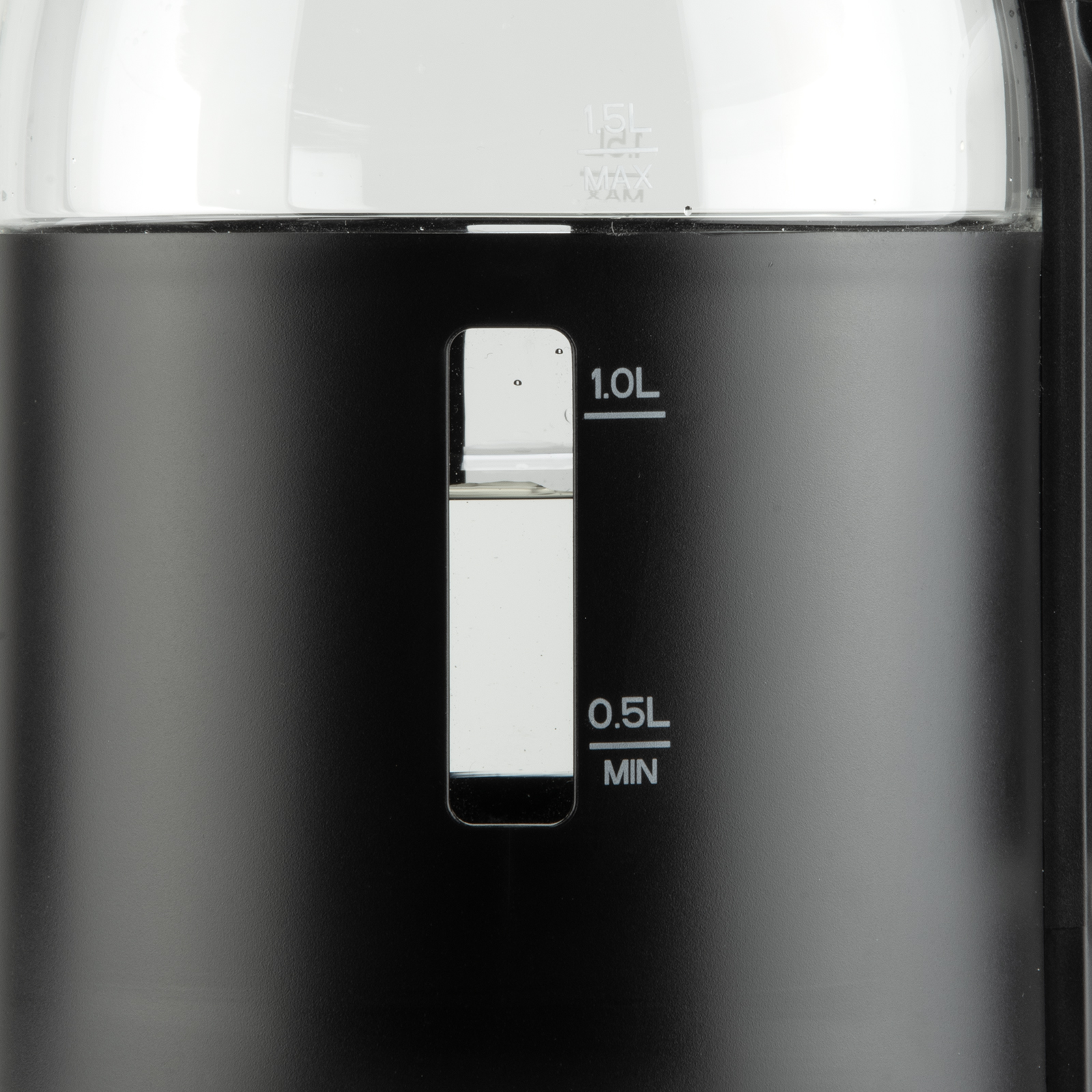 Czarny czajnik elektryczny z okienkiem poziomu wody pokazującym wodę na poziomie 0,5 l.