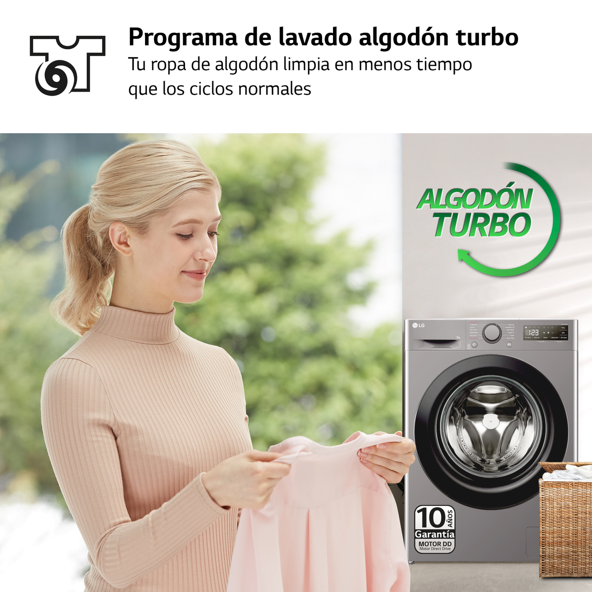 Kobieta trzymająca różową koszulę obok pralki z tekstem o programie prania 'Cotton Turbo'.