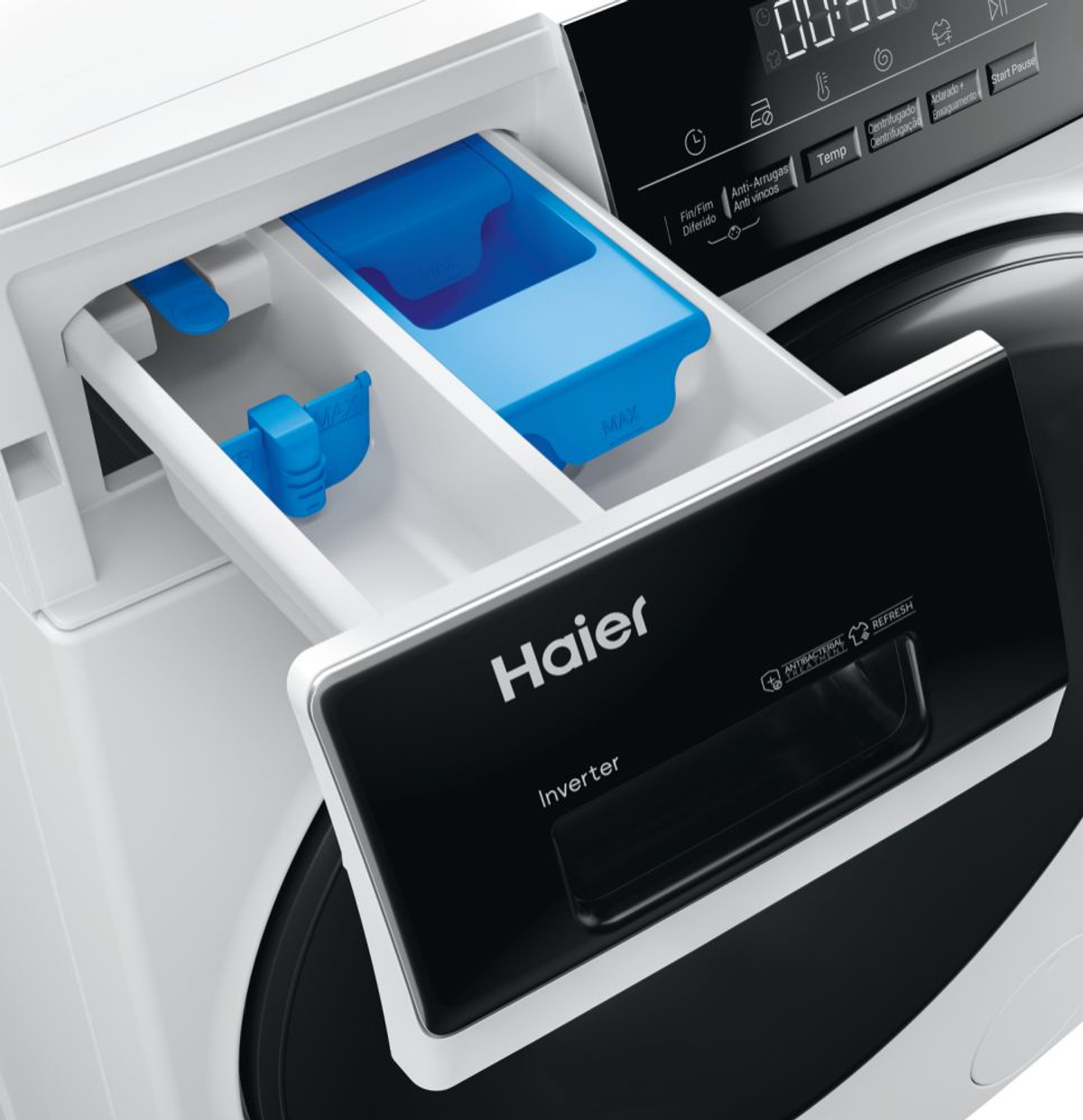Cajón de detergente de lavadora abierto, mostrando compartimentos azules y el logo de Haier.