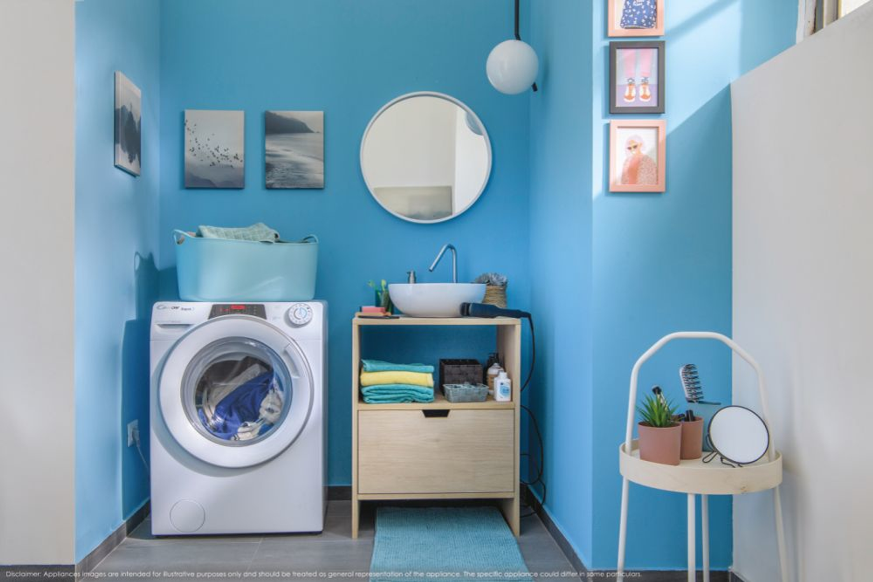 Lavatrice con un asciugamano blu all'interno. Parte anteriore bianca, dettagli neri.