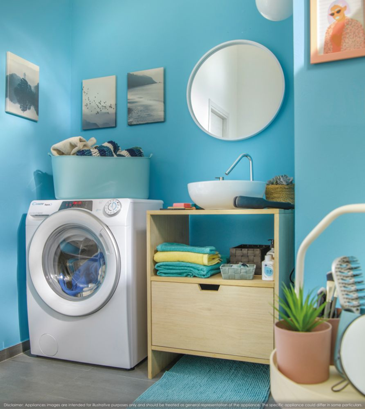 Scena bagno con lavatrice. Muri blu, specchio, lavandino, asciugamani e decorazioni visibili.
