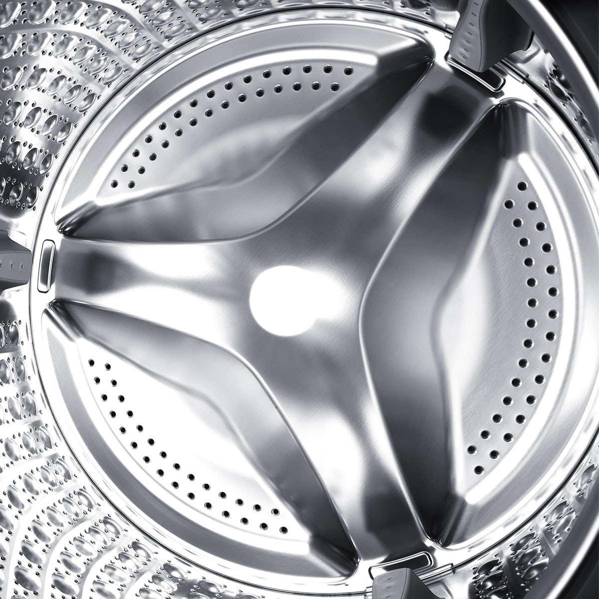 Biała pralka z otwartymi drzwiami, w pobliżu półki z przedmiotami.