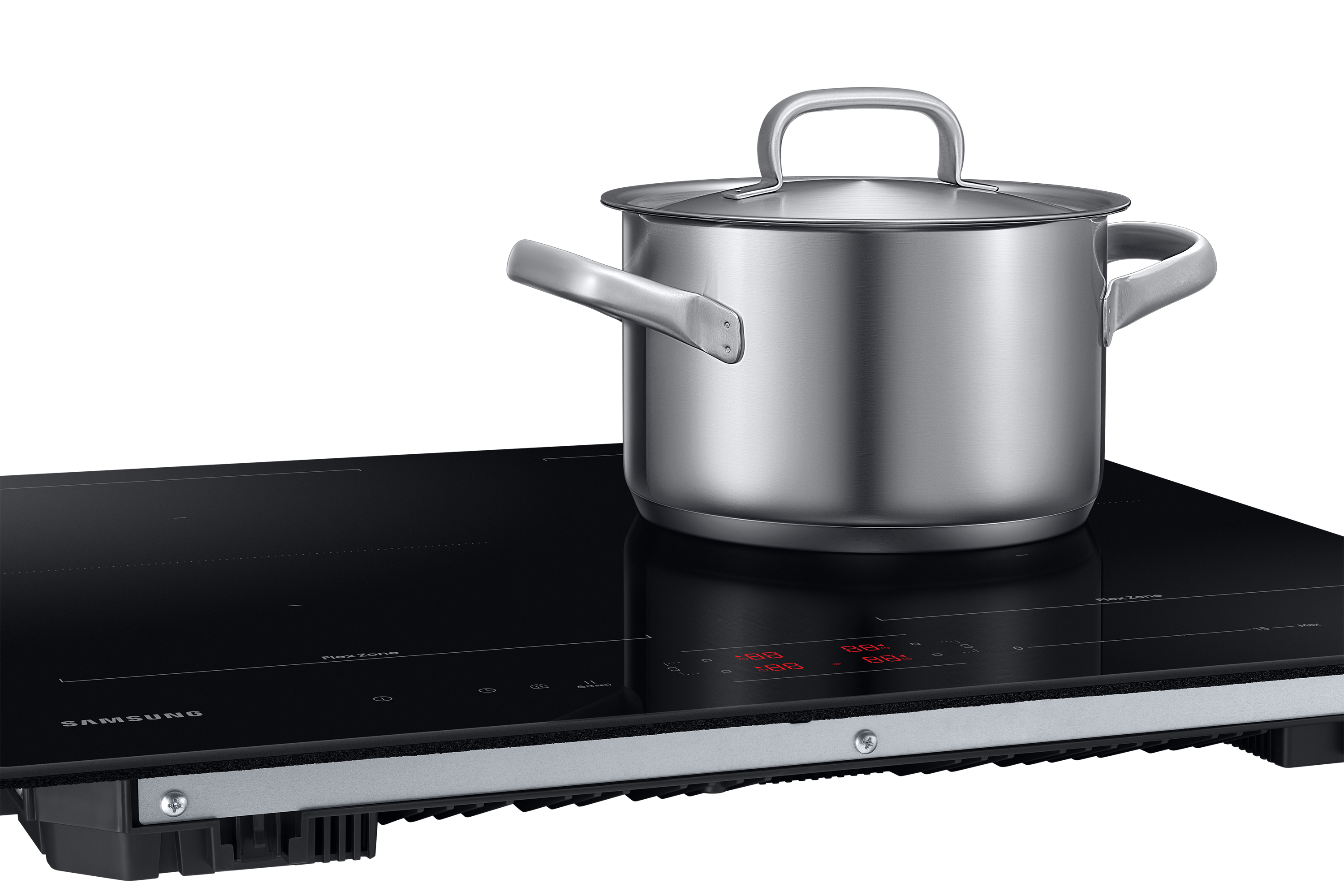 Pentola in acciaio inox con coperchio su piano cottura a induzione nero. Sfondo bianco.