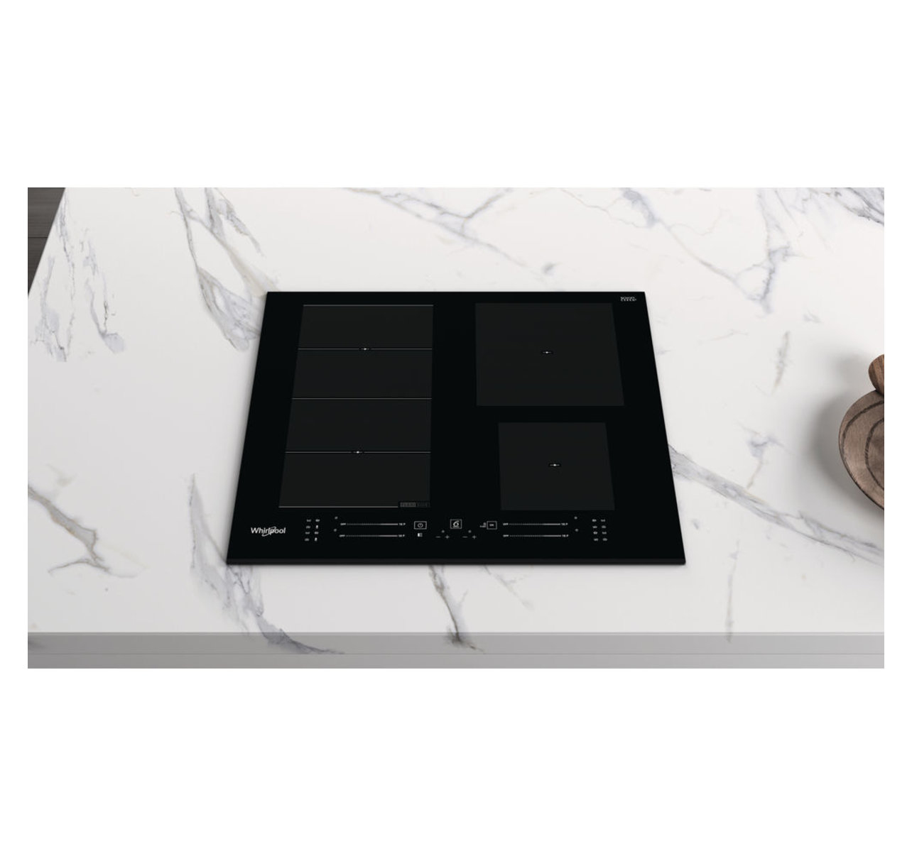 Une table de cuisson en verre noir avec quatre brûleurs circulaires, encastrée dans un comptoir en marbre blanc.
