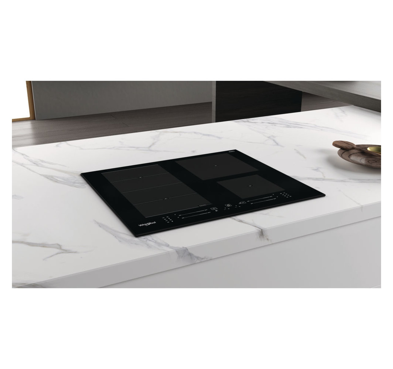 Table de cuisson à induction noire sur une surface en marbre. Comprend quatre zones de cuisson et des commandes tactiles.