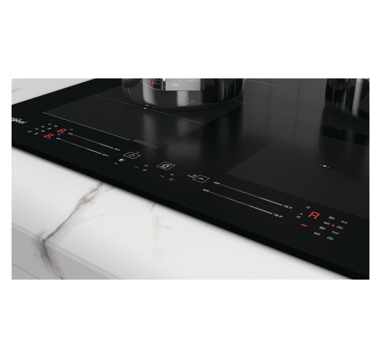 Table de cuisson à induction noire avec deux casseroles, panneau de commande avec chiffres rouges, sur marbre blanc.