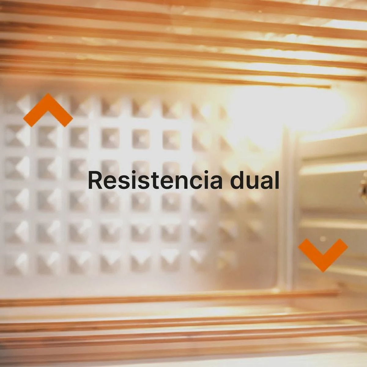 Interno di un forno, con doppia resistenza e testo in spagnolo. Frecce arancioni.