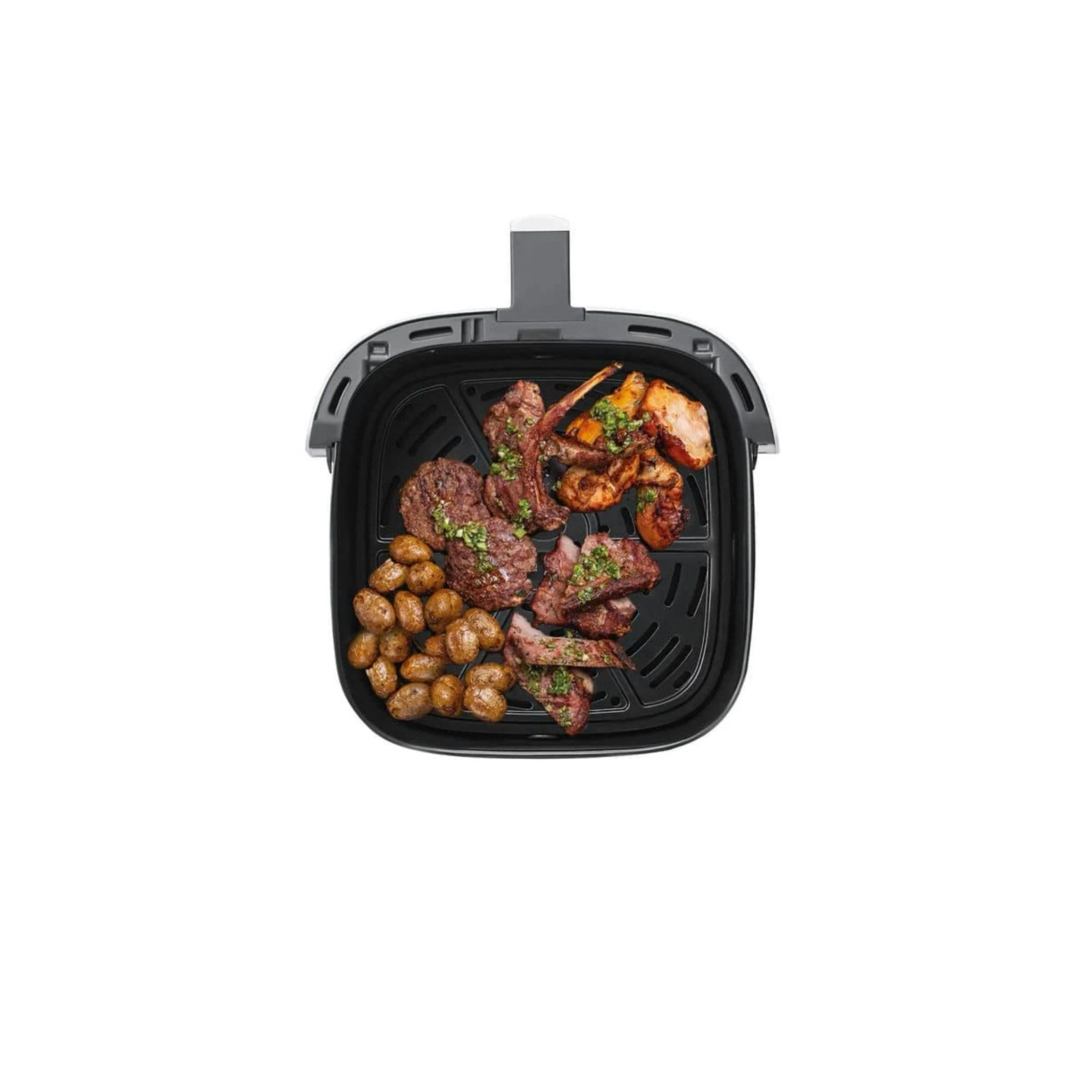 Un cestello per friggitrice ad aria aperto pieno di carne e patate cotte.