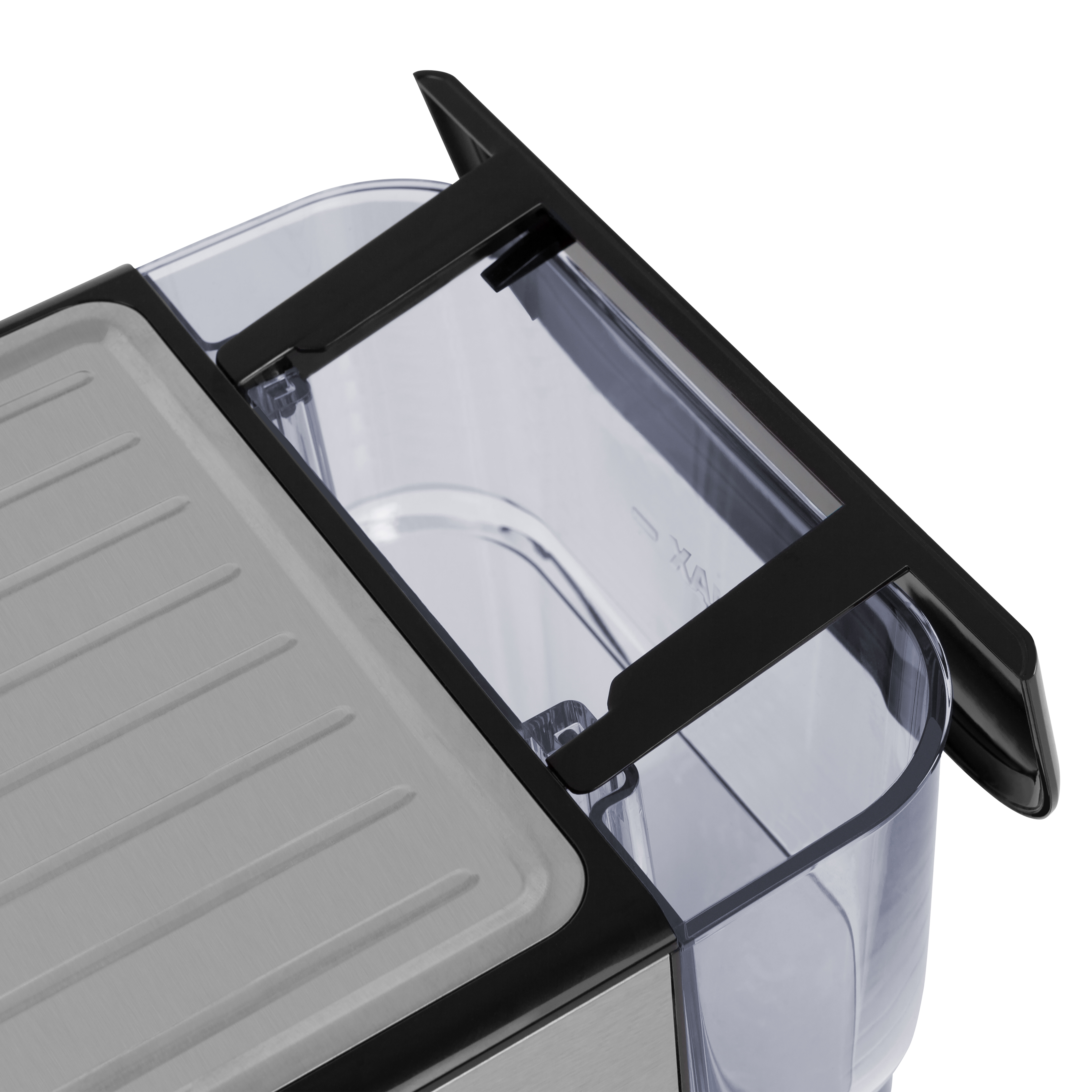 Zbliżenie zbiornika na wodę z czarnym uchwytem i szarą powierzchnią. Przezroczysty plastikowy pojemnik.