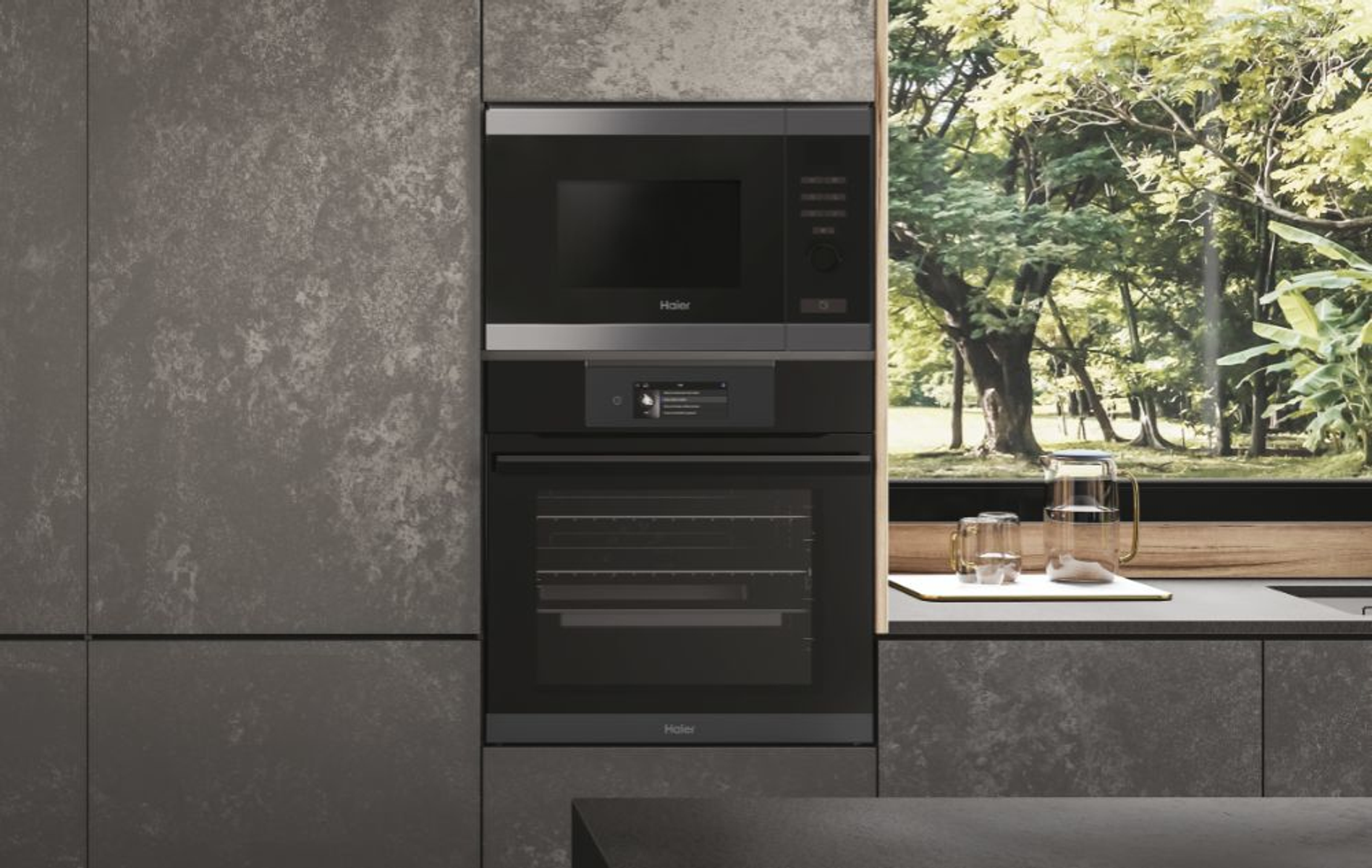 Microondas y horno empotrados, ambos negros, en un entorno de cocina moderno cerca de una ventana.