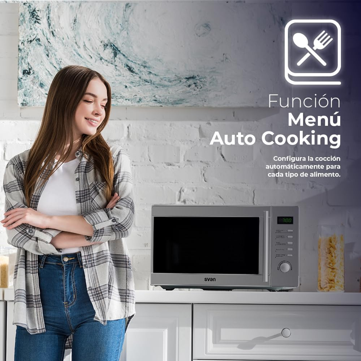 Donna accanto a un forno a microonde con testo del menu di cottura automatica.