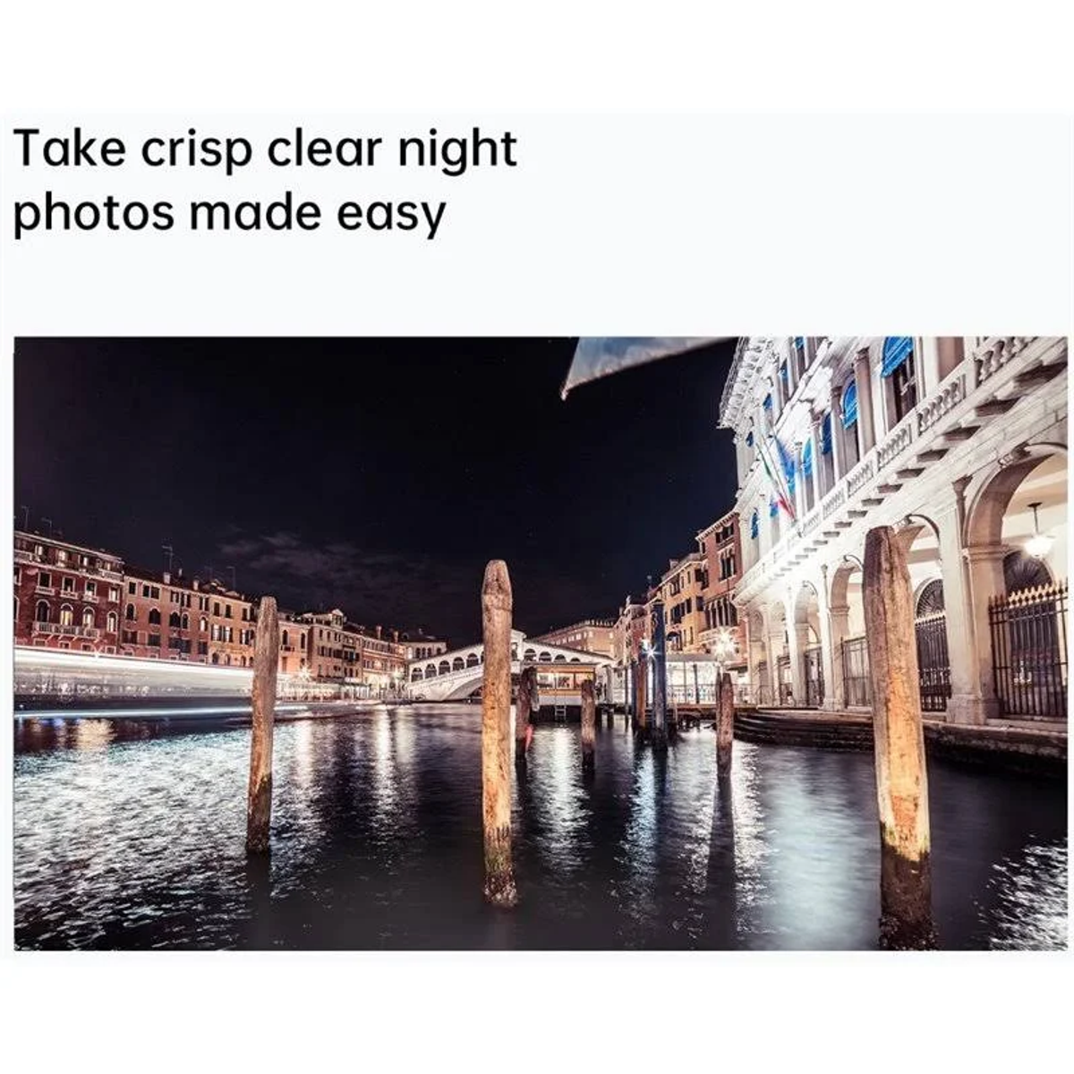 Scena nocna z wodą, budynkami i drewnianymi słupami. Tekst: Rób wyraźne zdjęcia nocne.