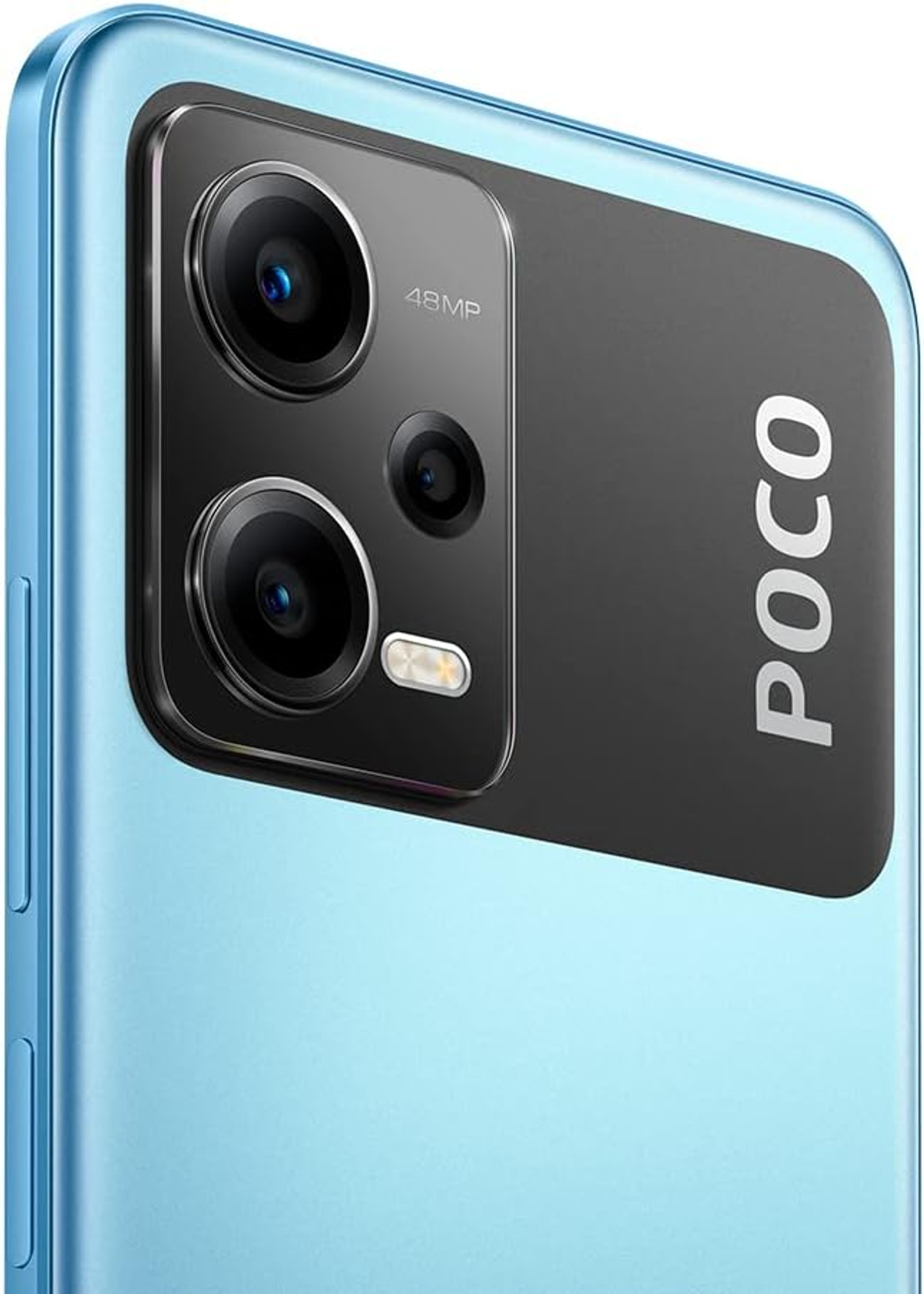 Zbliżenie tylnej części niebieskiego telefonu z aparatami. Telefon ma czarny moduł aparatu i napis POCO.